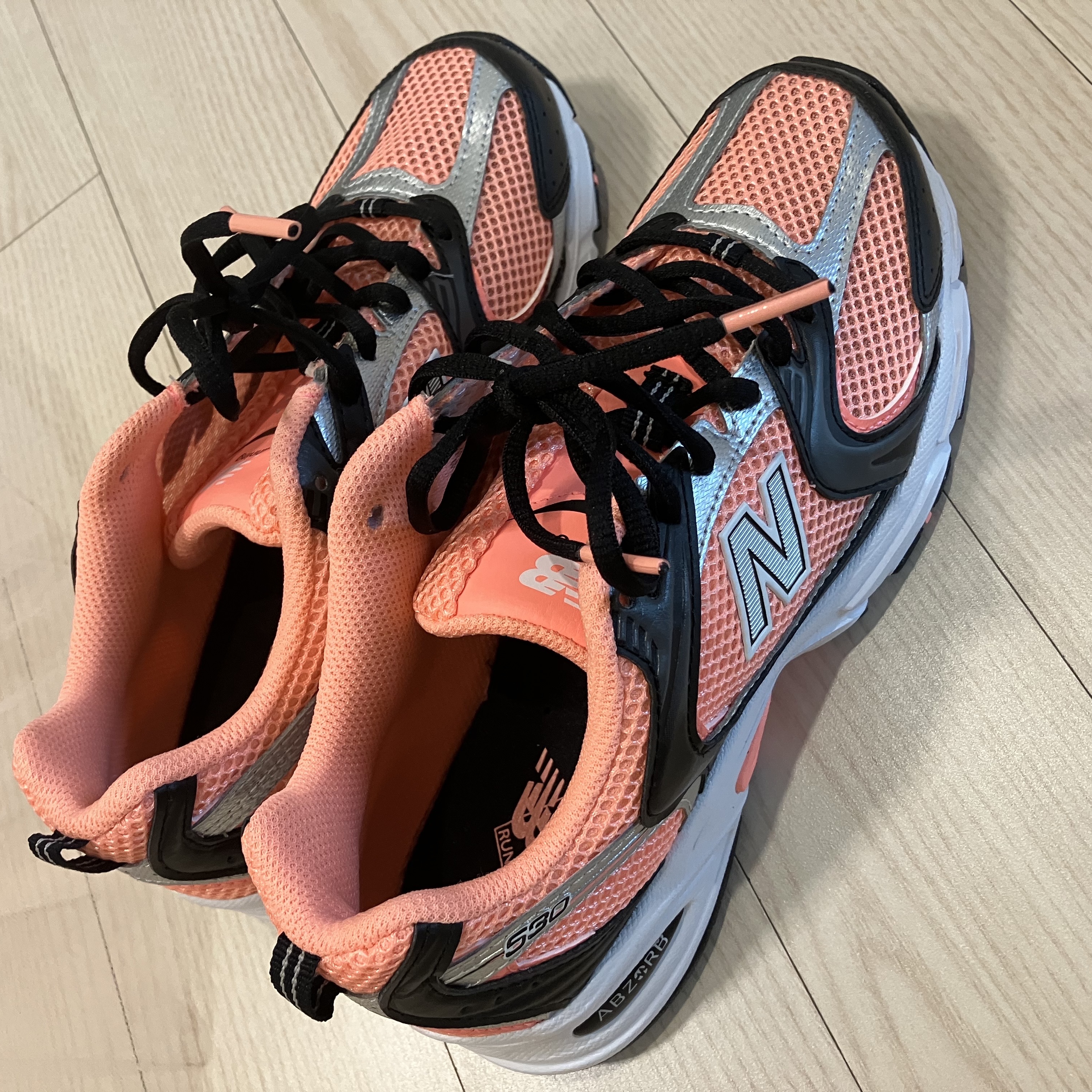New Balance 530 Pink Magnet Black 착용 스타일