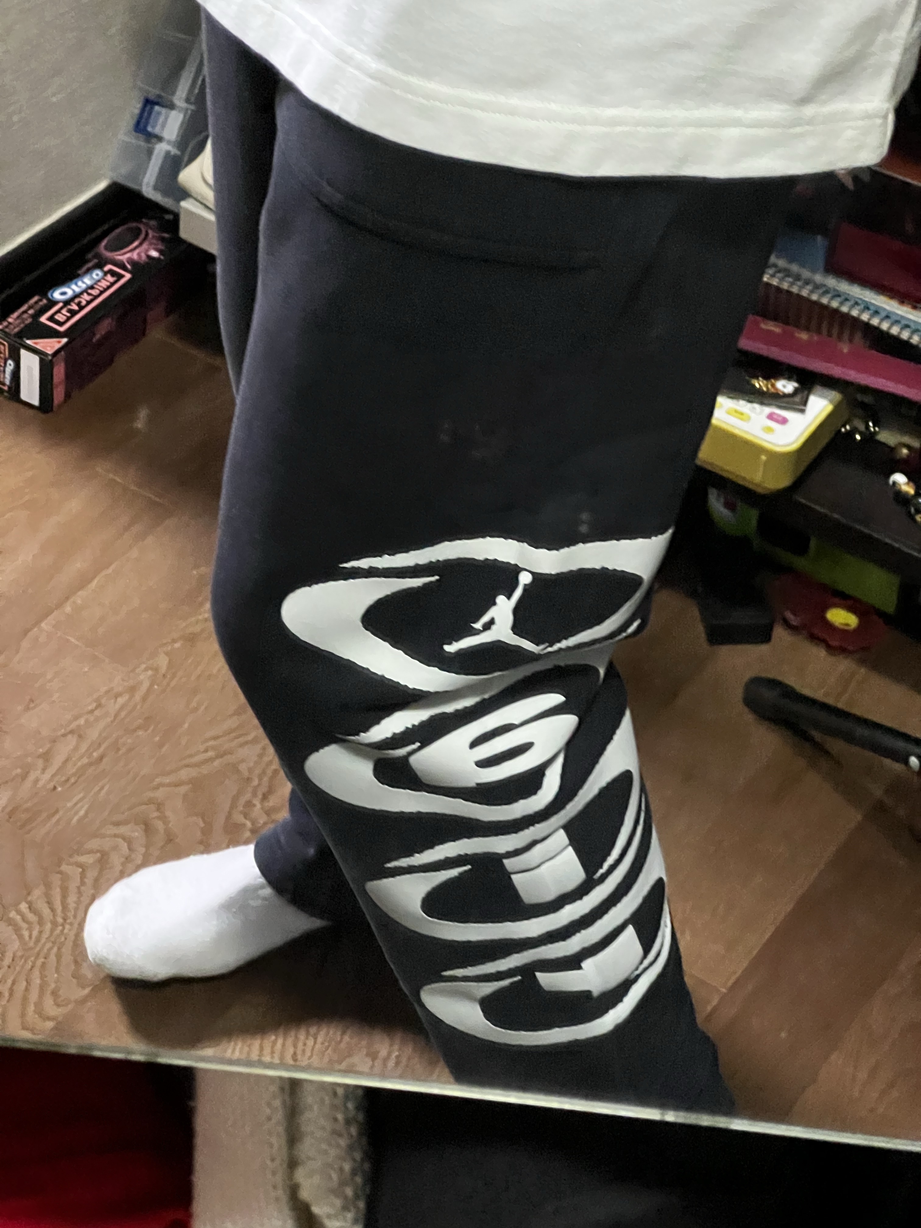 Jordan x Travis Scott Fleece Pants Black (DZ5508-045), Jordan x Travis Scott T-Shirts Sail (DZ5510-133) 착용 스타일 - 1