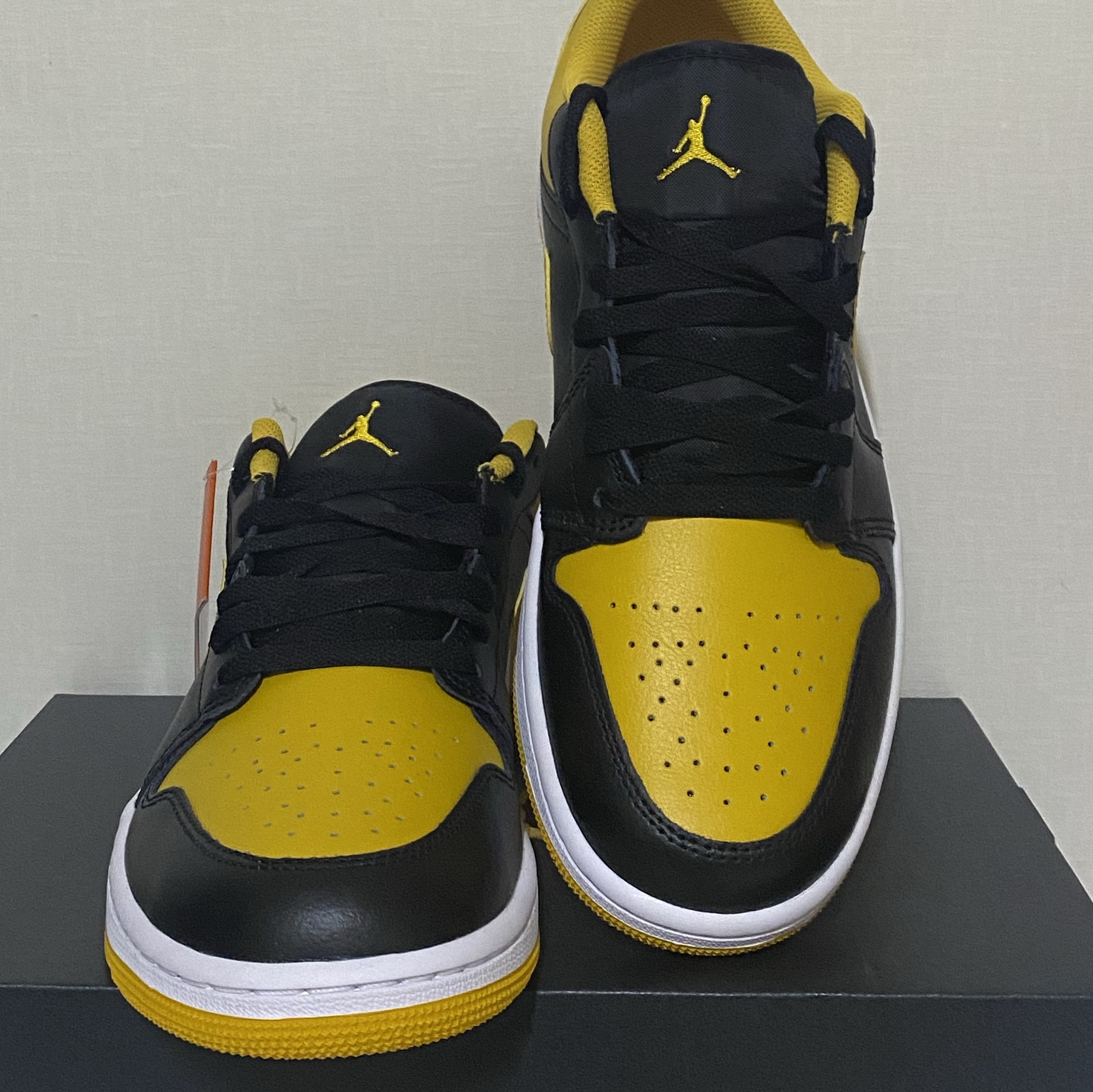 Jordan 1 Low Black Yellow Ochre 착용 스타일 - 2
