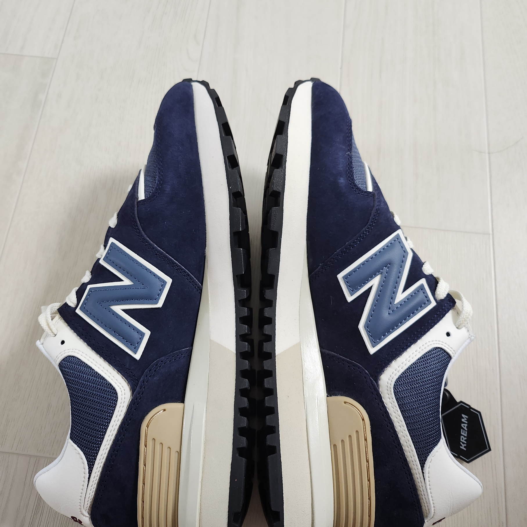 New Balance 574 Legacy Navy 착용 스타일 - 1