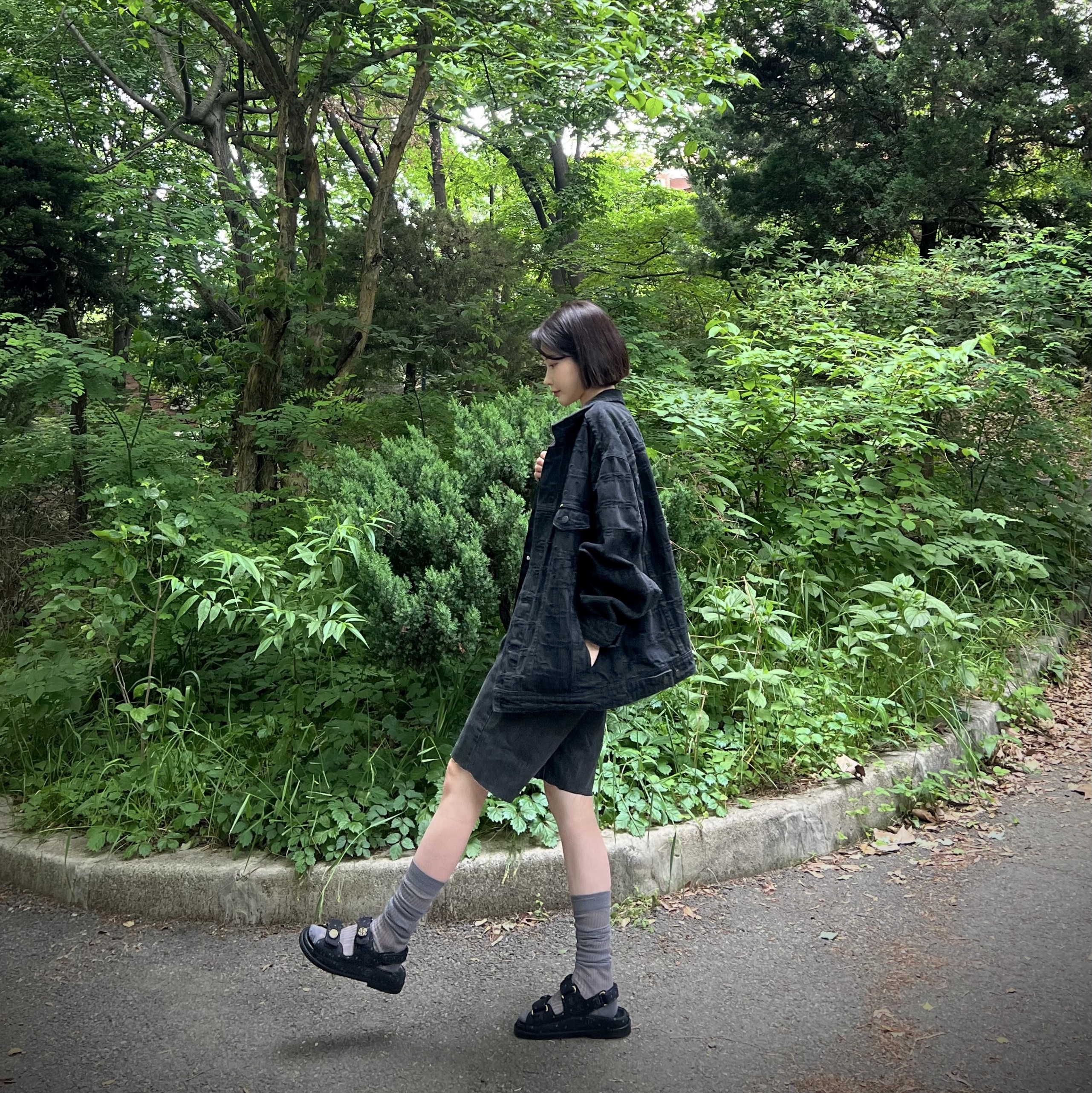 Supreme Frayed Logos Denim Trucker Jacket Black - 21SS, (W) Chanel Sandals Printed Denim & Black 착용 스타일 - 1