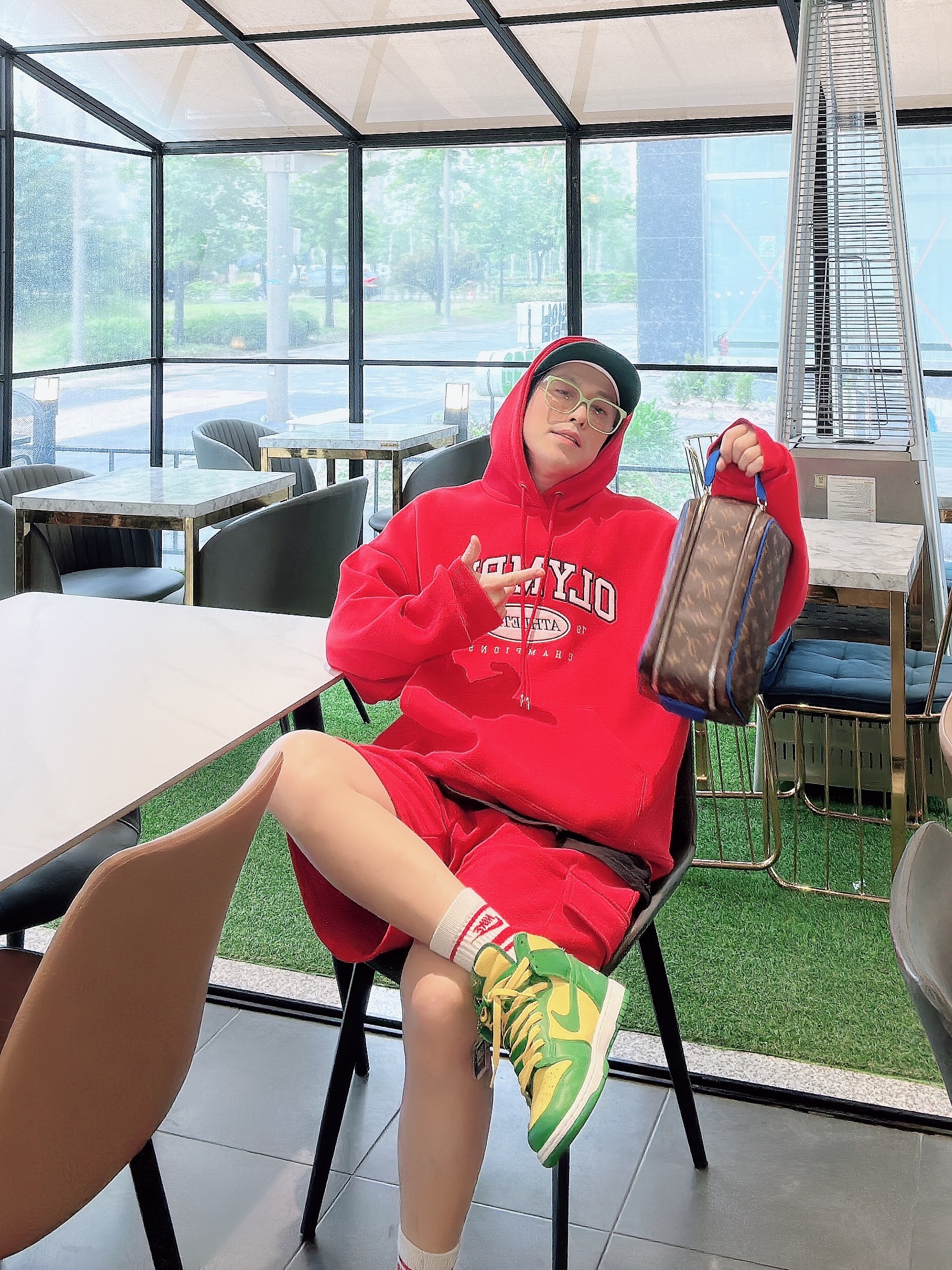 Louis Vuitton Dopp Kit Monogram Macassar Jaune Mat, Nike x Supreme SB Dunk High OG QS By Any Means Varsity Maize Pine Green 착용 스타일 - 1