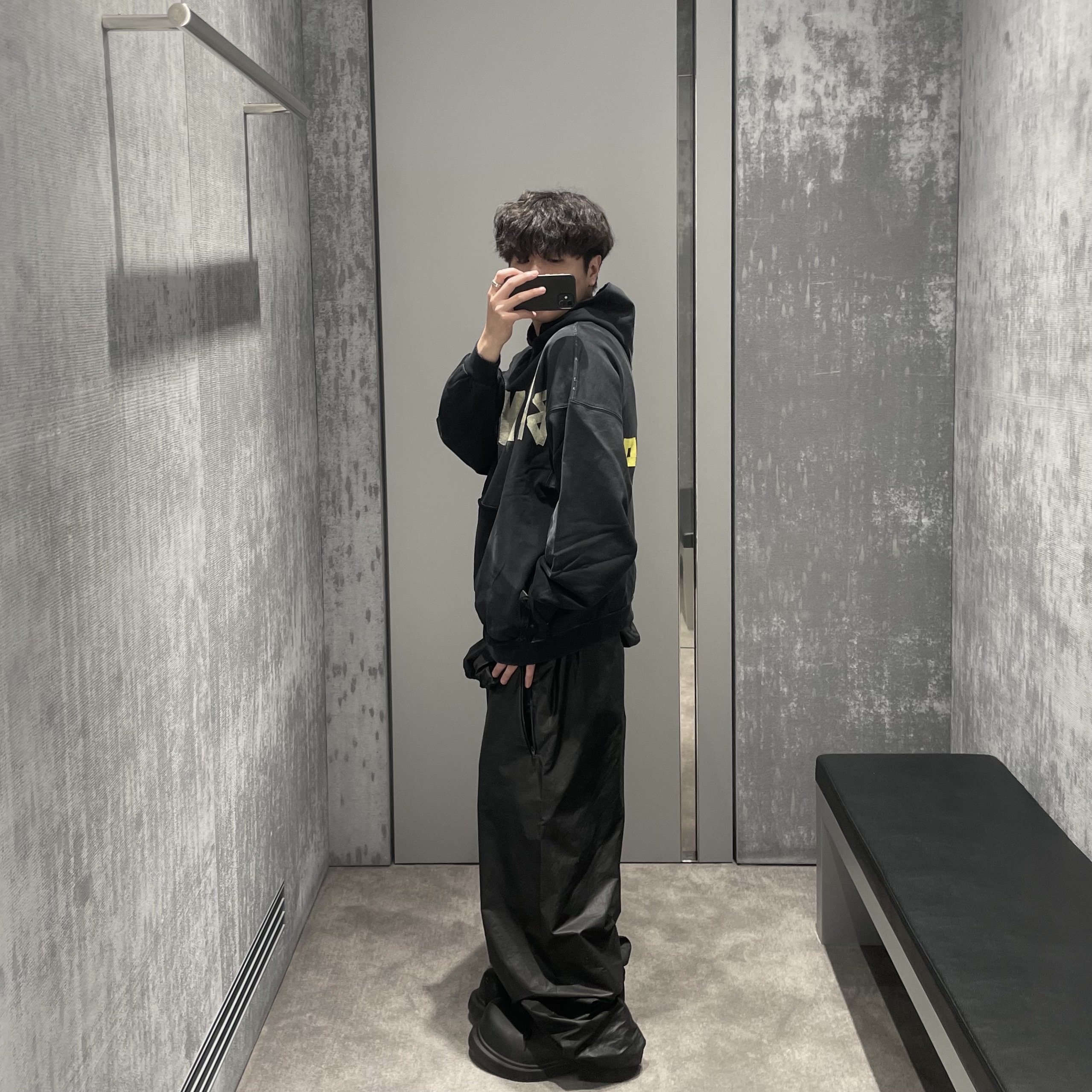 Balenciaga Tape Type Ripped Pocket Oversized Hoodie Faded Black, Balenciaga Logo Cap Black 착용 스타일 - 2