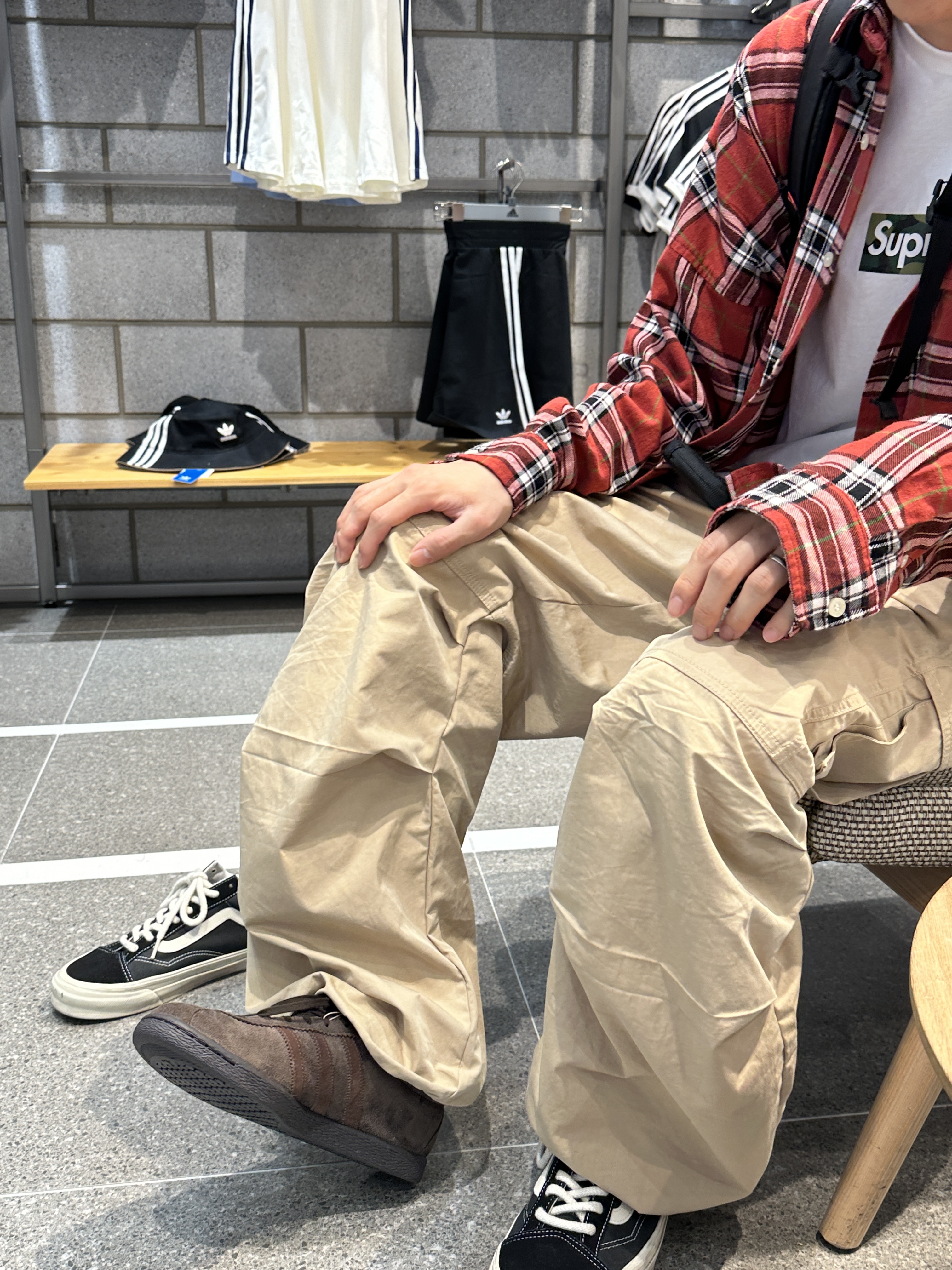 Adidas Tobacco Gruen Dark Brown, Supreme Box Logo T-Shirt White - 23FW 착용 스타일