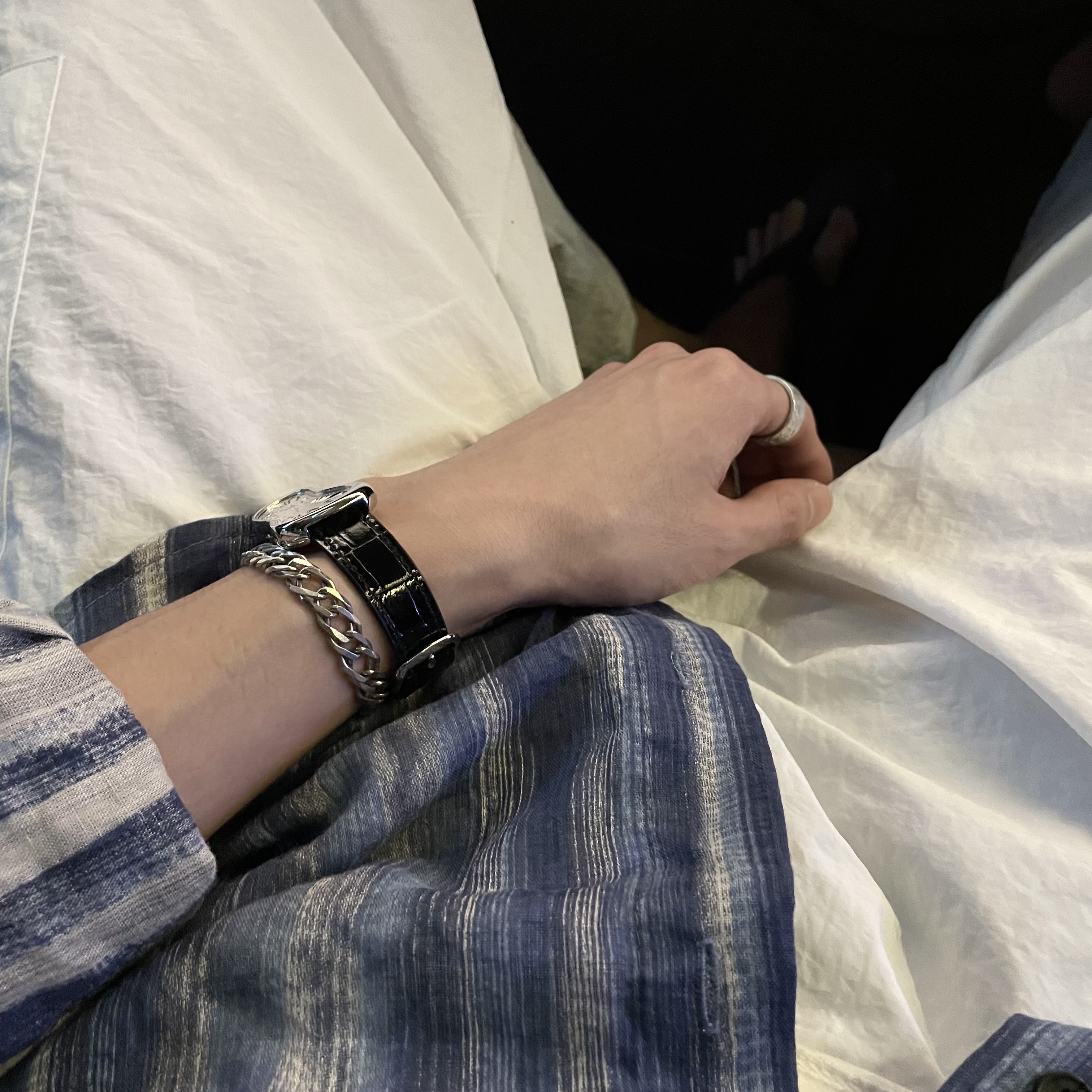 TOWTOW.ARCHIVE Timeless Twist Wristlet Black 착용 스타일 - 1