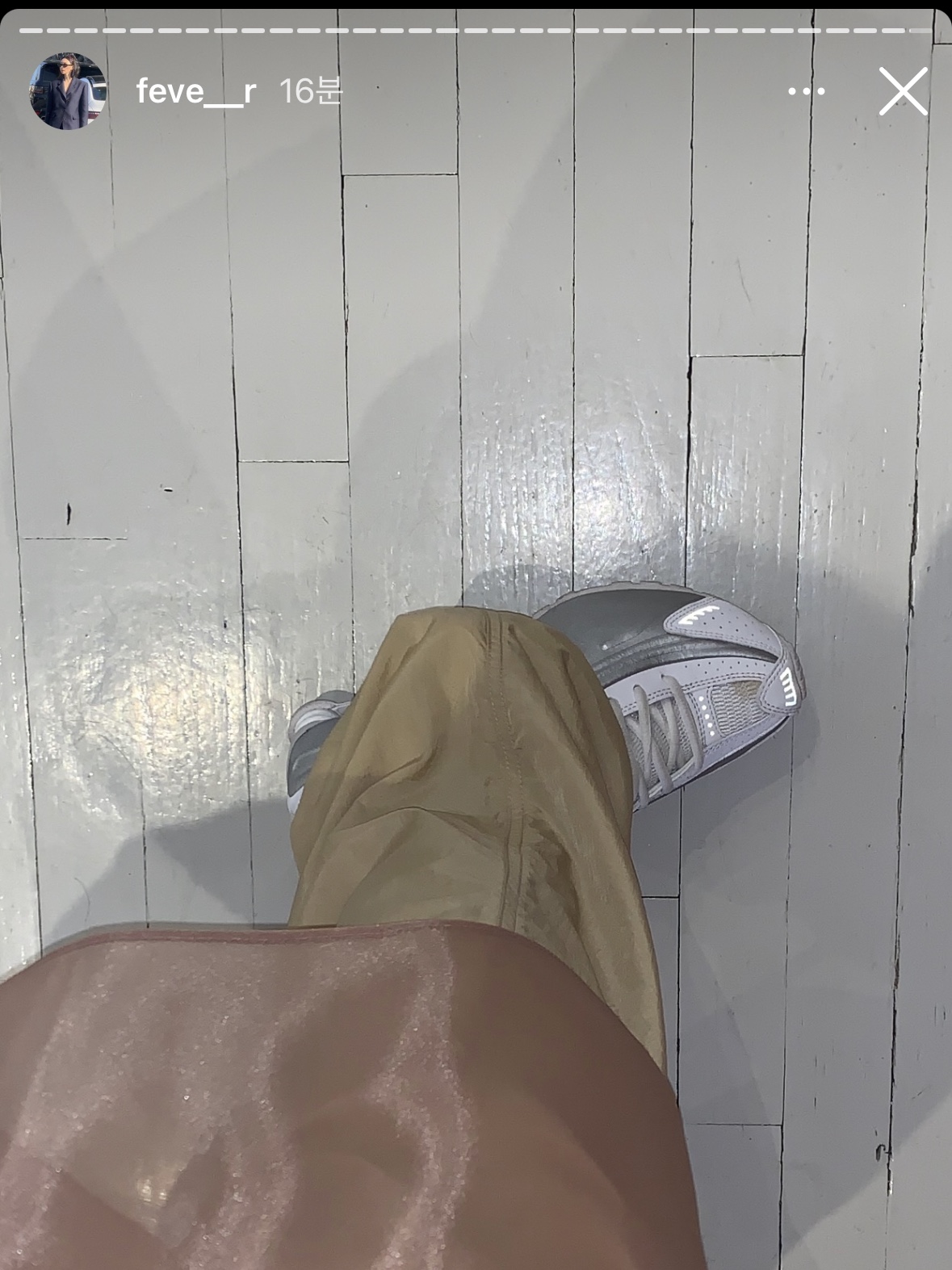 (W) Nike Shox R4 White Metallic Silver 착용 스타일 - 1