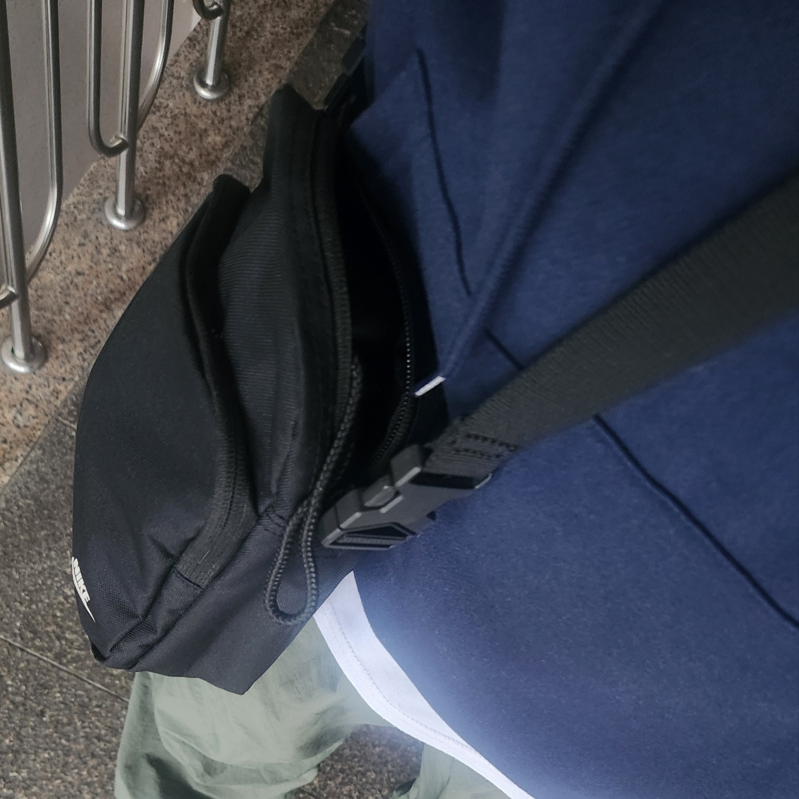 Nike Heritage Crossbody Bag 4L Black 착용 스타일