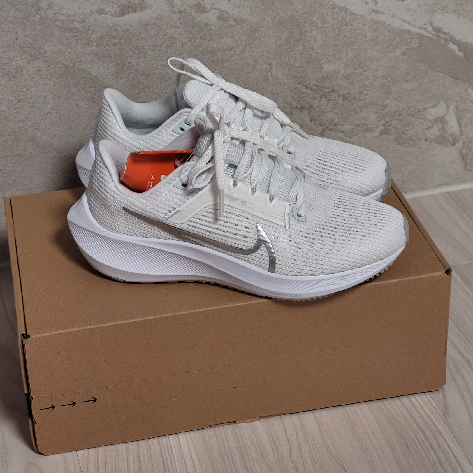 (W) Nike Air Zoom Pegasus 40 White Metallic Silver 착용 스타일