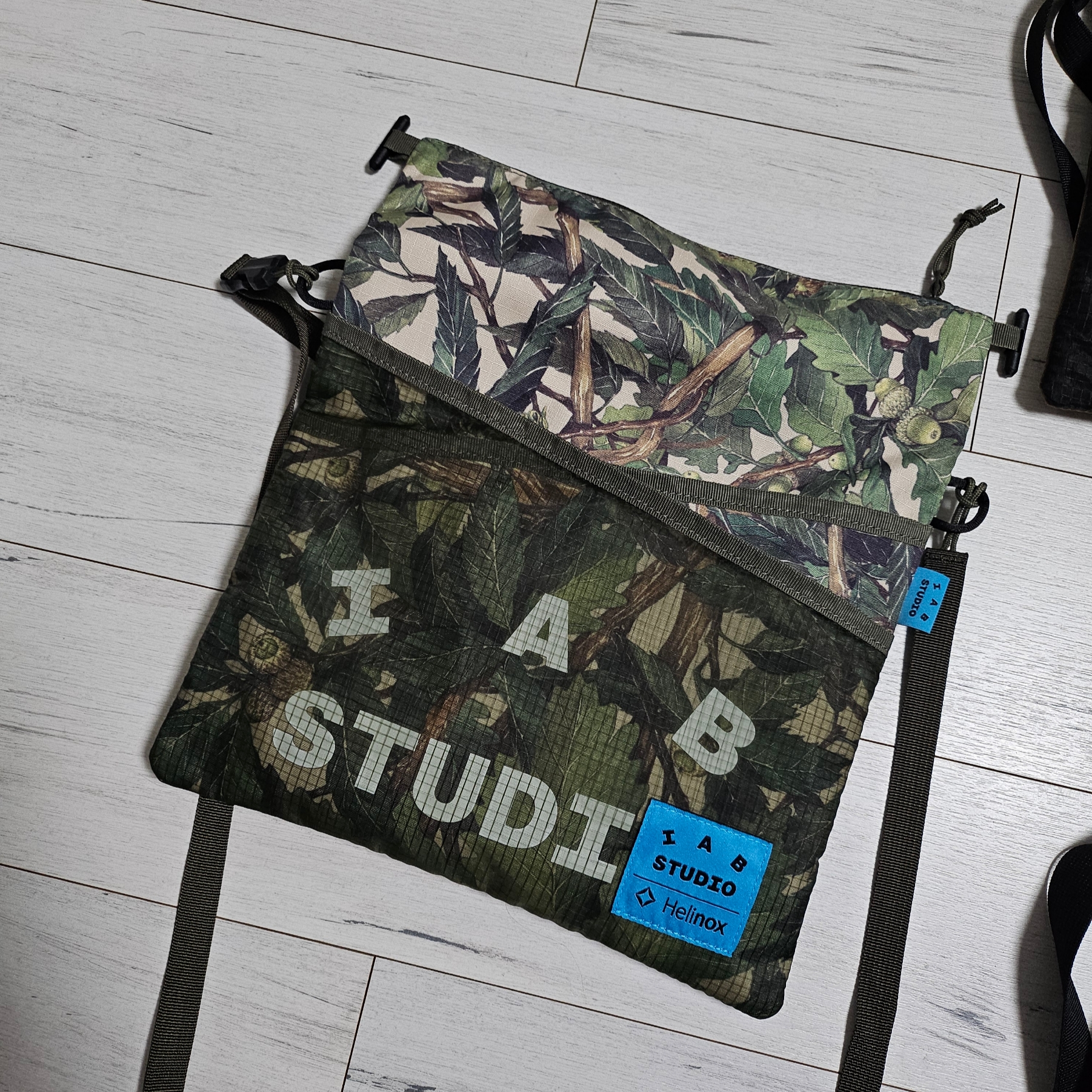Helinox x IAB Studio Sacoche Standard #1 Bukhansan 착용 스타일 - 1