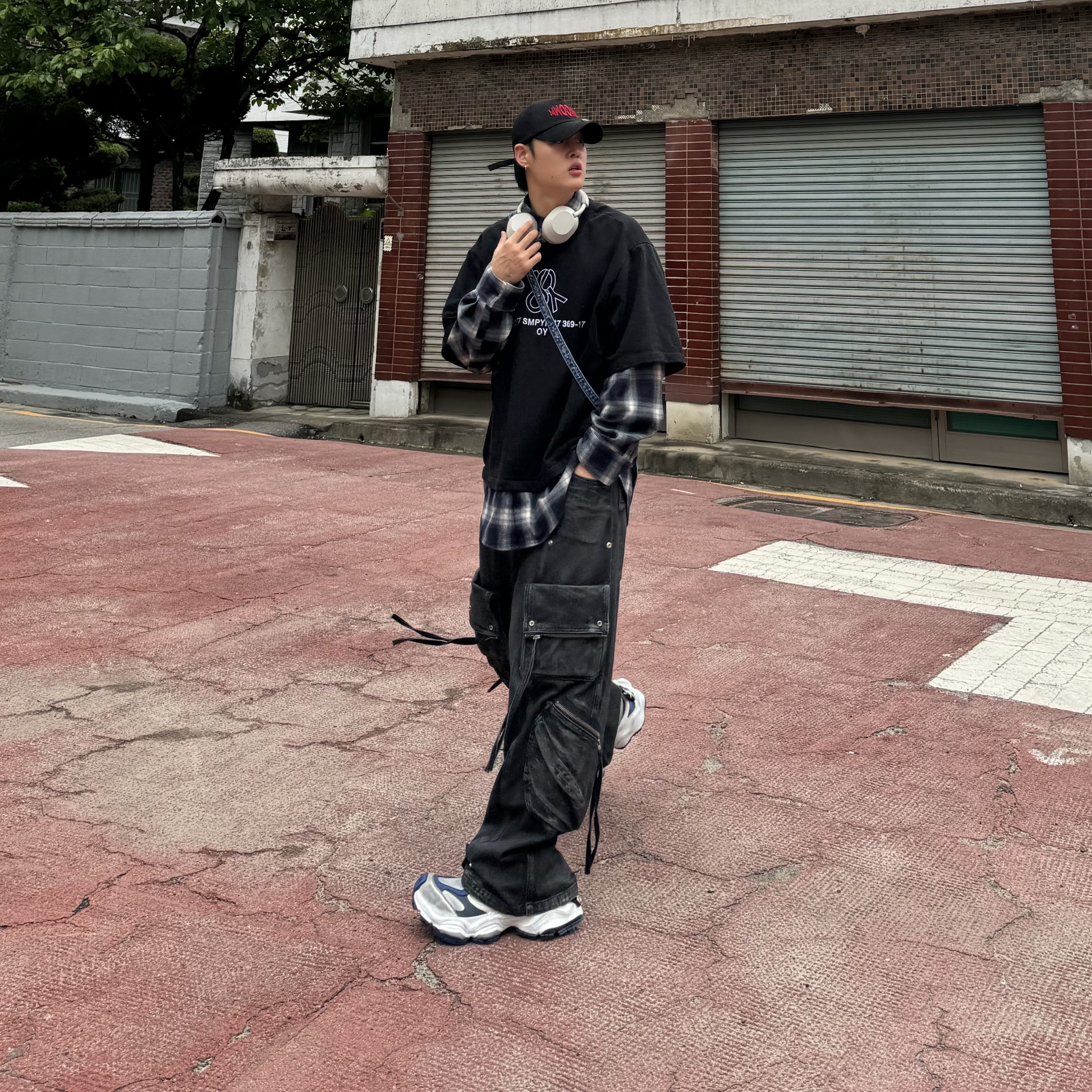 Balenciaga Cargo Sneakers Grey White Blue, Sony WH-1000XM5 Silver (Sony Korea Ver.) 착용 스타일 - 1