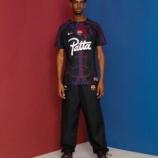 Nike x Patta x FC Barcelona Air Max Plus Culers del Món, Nike x Patta x FC Barcelona Academy Pro Dri-Fit Short Sleeve Soccer Top Culers del Món (FD2372-011) 착용 스타일 - 4