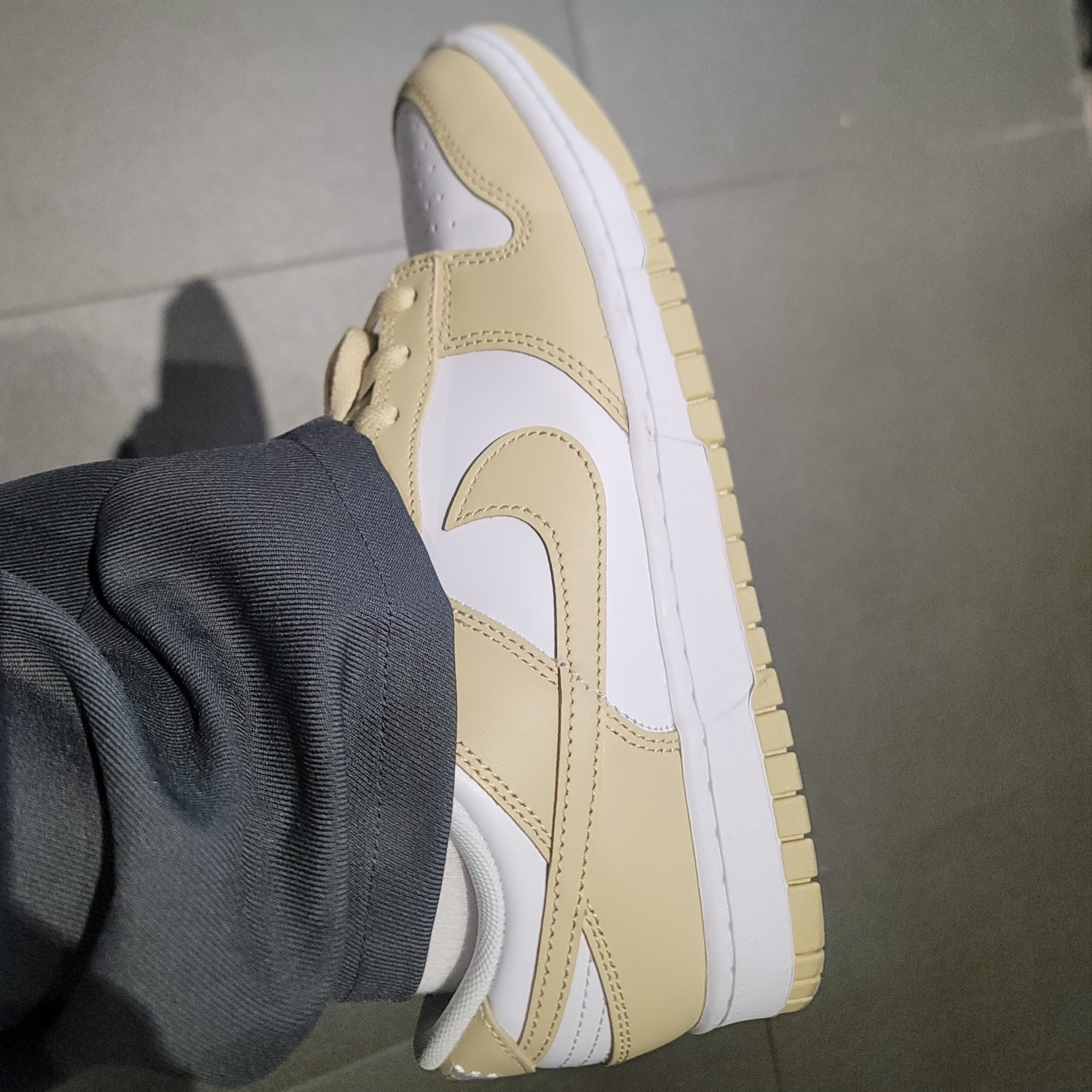 Nike Dunk Low Team Gold and White 착용 스타일 - 1