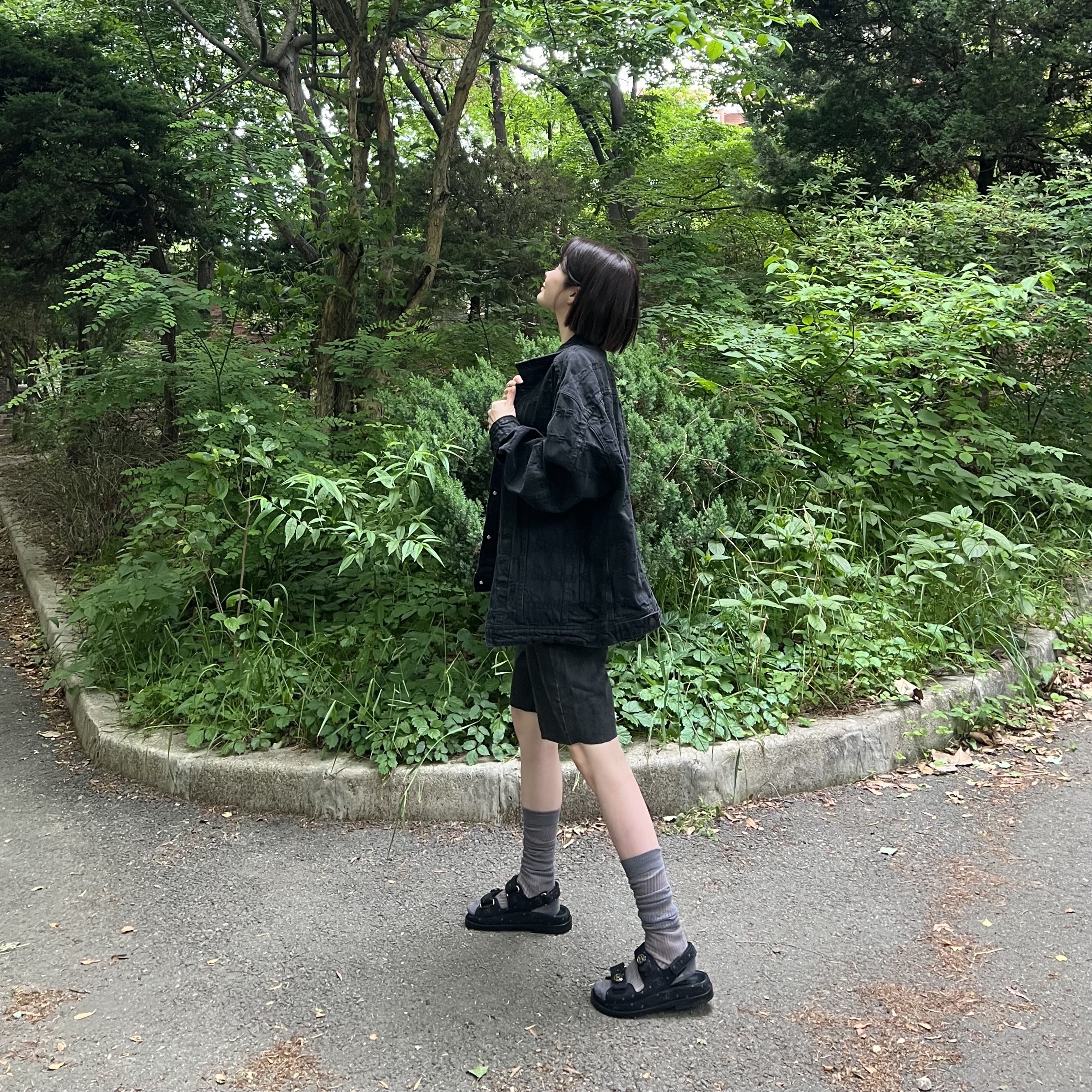 Supreme Frayed Logos Denim Trucker Jacket Black - 21SS, (W) Chanel Sandals Printed Denim & Black 착용 스타일 - 2