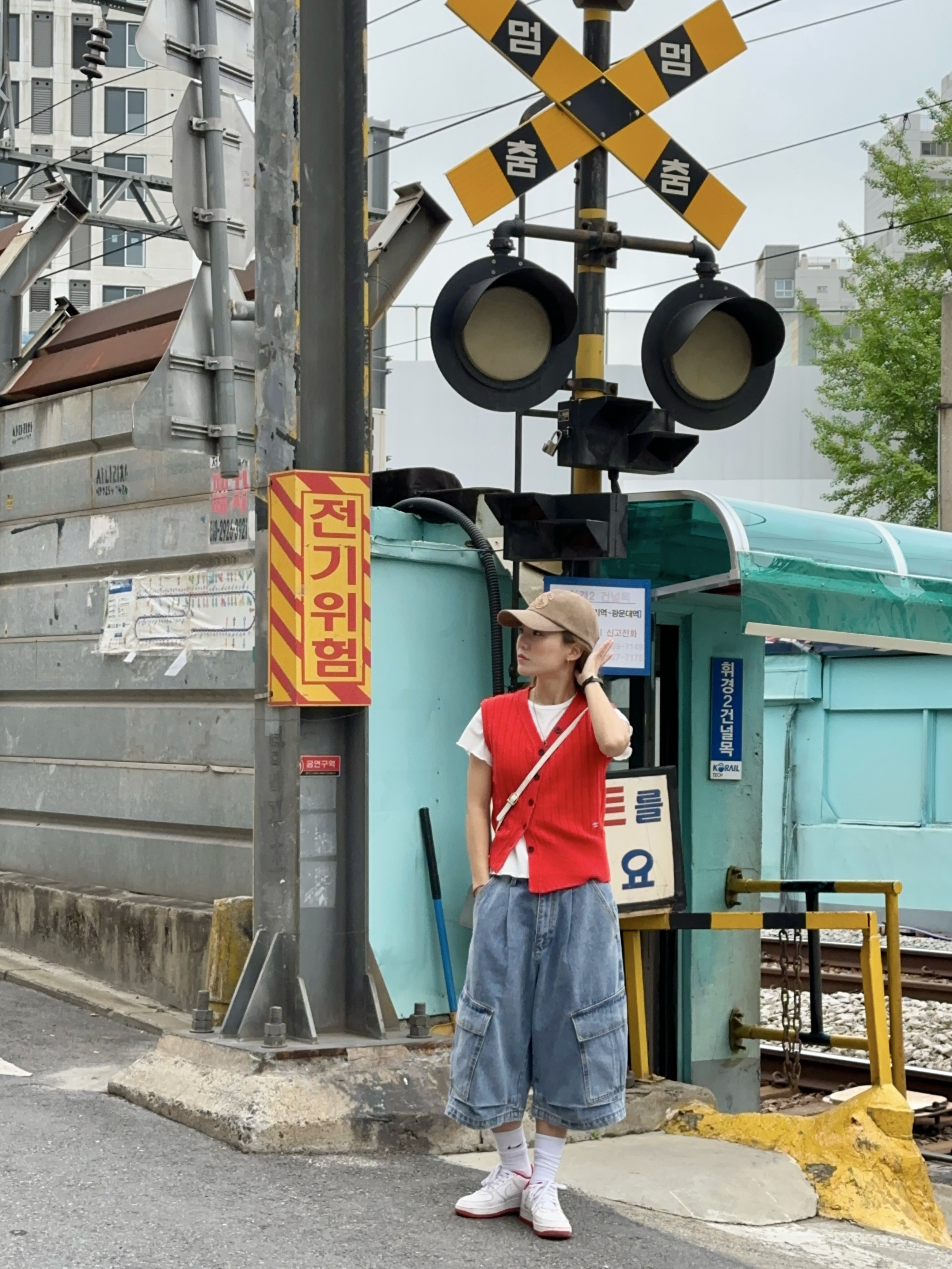 나이키 에어포스 1 '07 스티치 라디언트 레드 착용 스타일 - 1