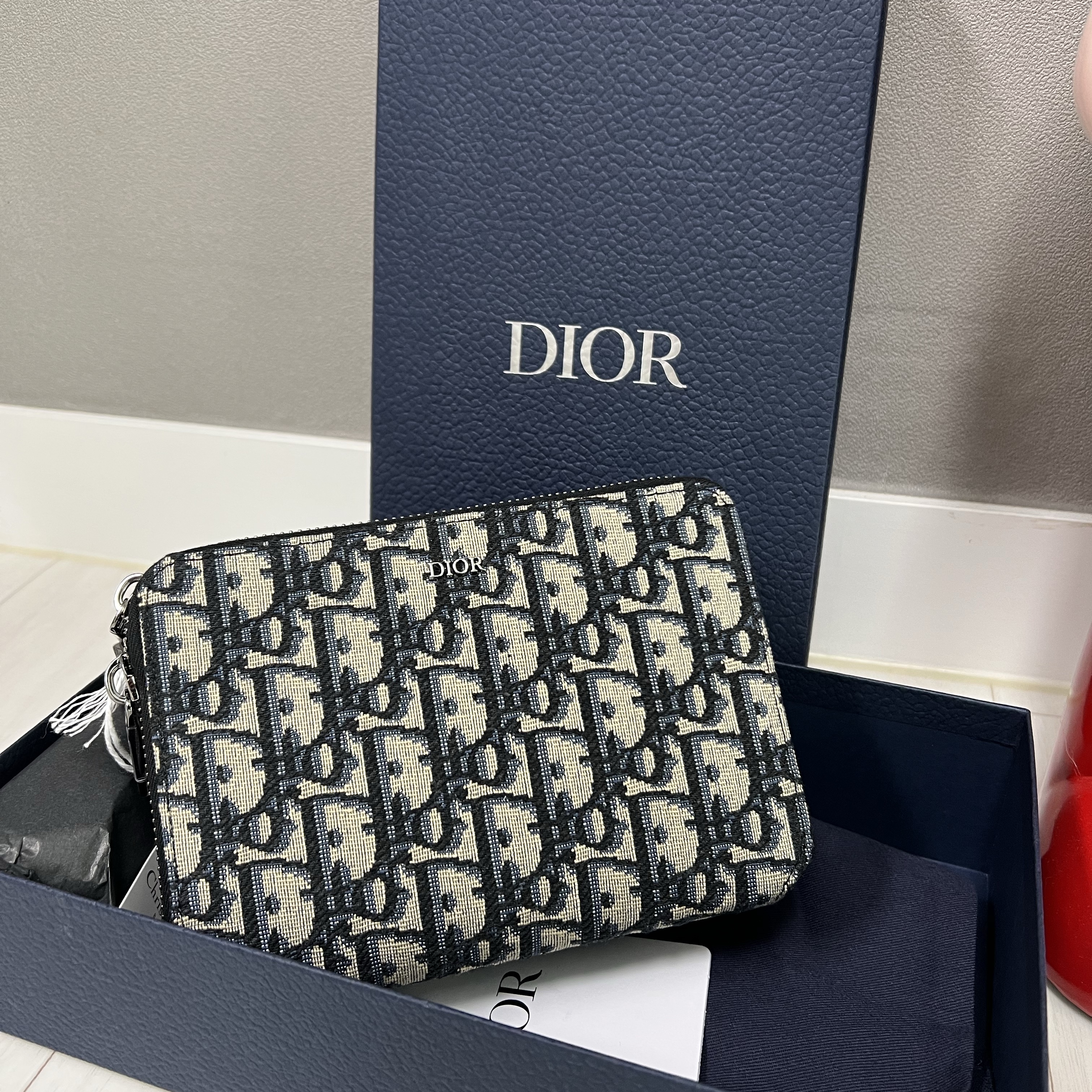Dior Shoulder Strap Pouch Beige & Black Dior Oblique Jacquard 착용 스타일 - 1