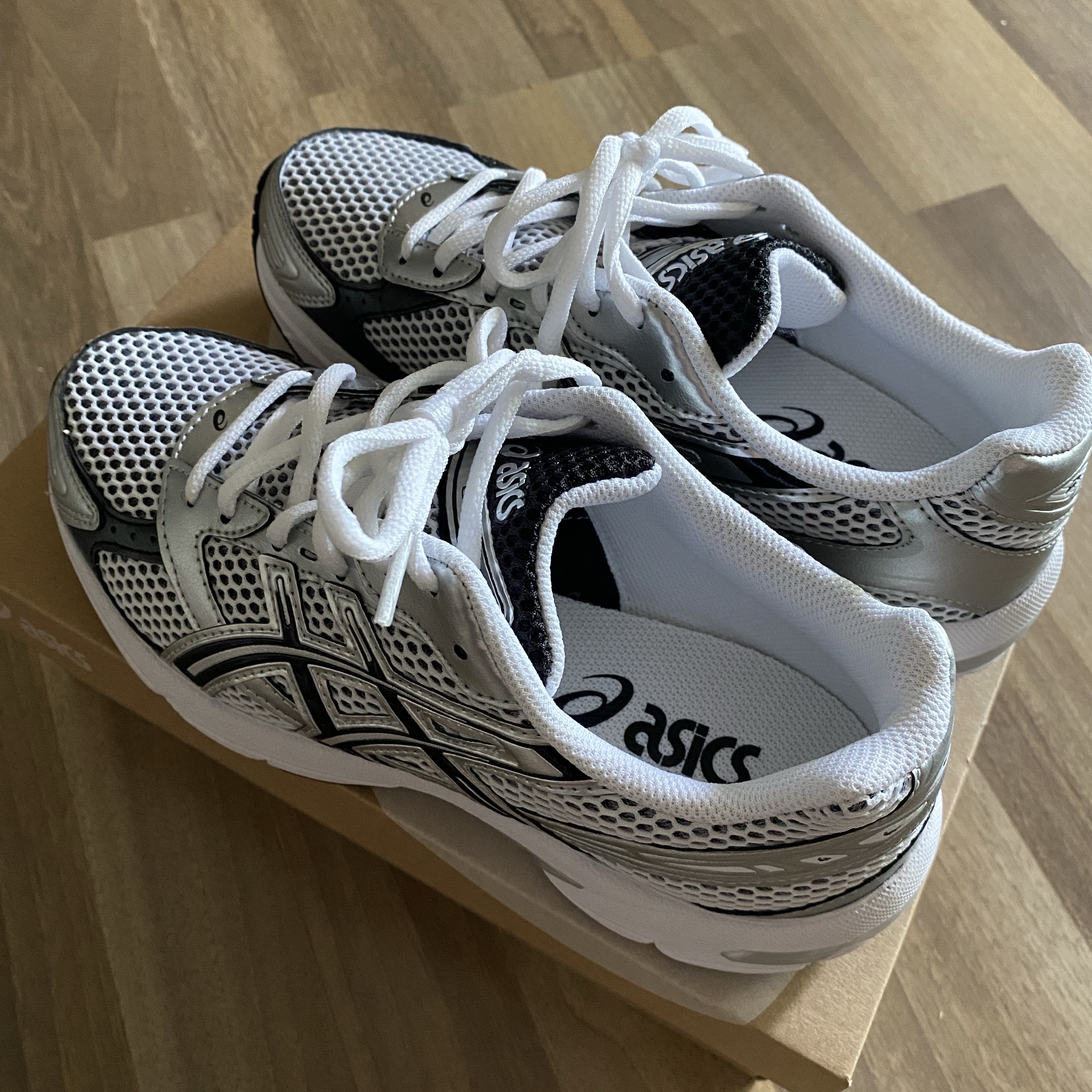 Asics Gel-1130 White Black 착용 스타일 - 1