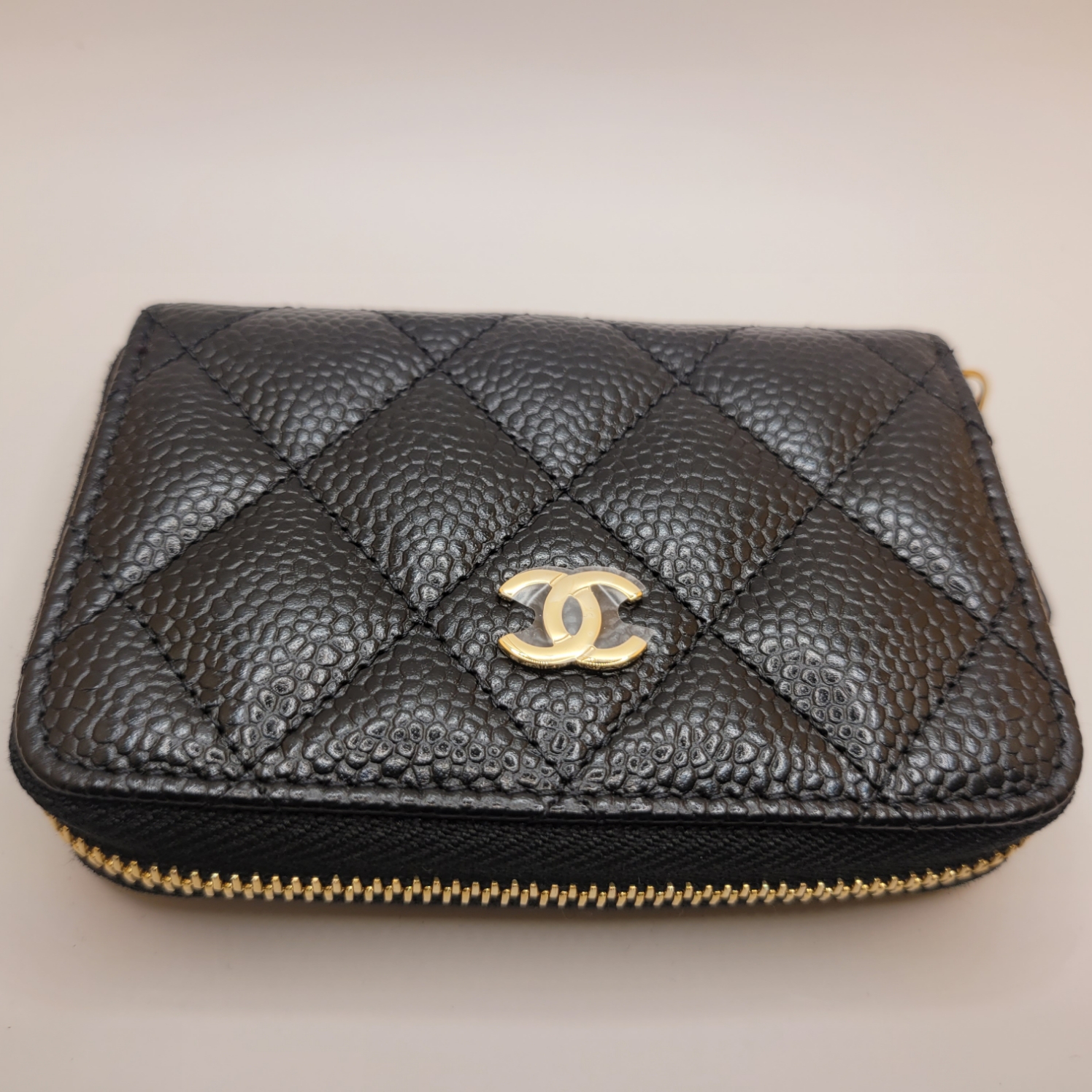 Chanel Classic Zipped Coin Purse Grained Calfskin & Gold Black 착용 스타일
