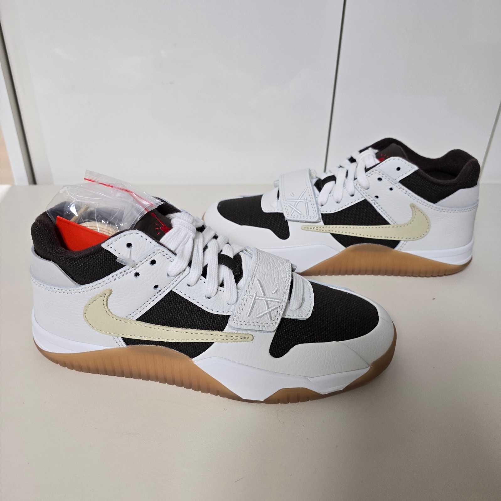 Jordan x Travis Scott Jumpman Jack TR Sail and Dark Mocha 착용 스타일 - 2