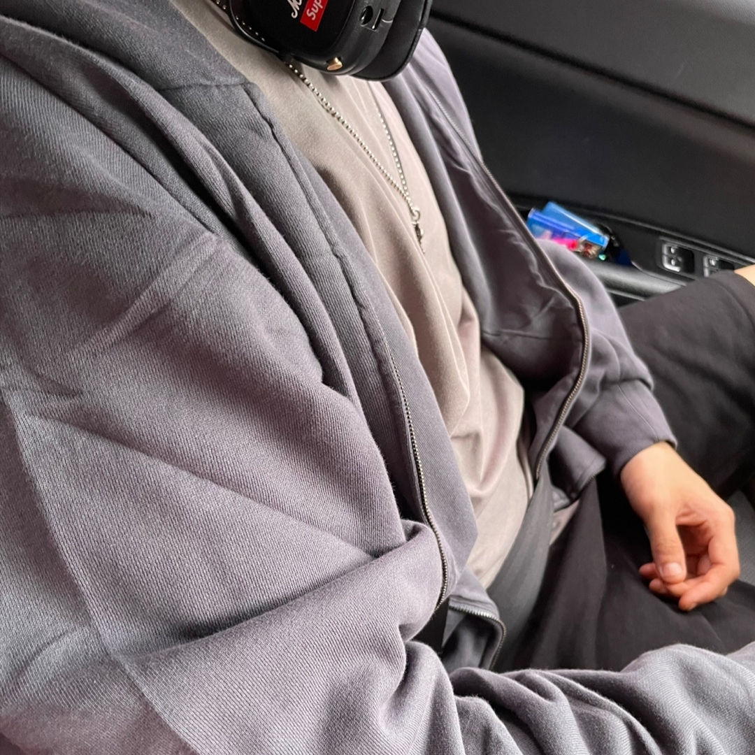 Yeezy YZY Zip-Up Hoodie Dark Grey 착용 스타일