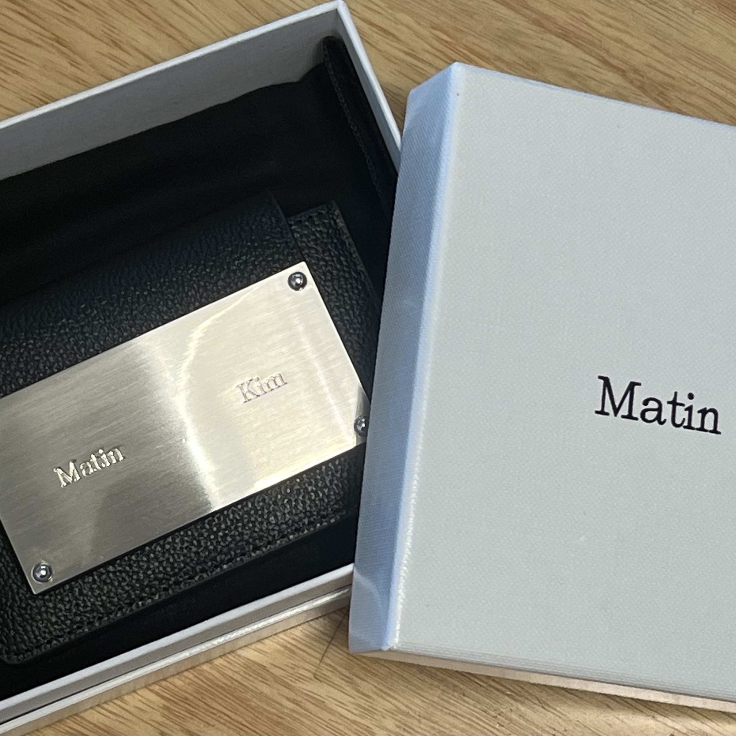 Matin Kim Accordion Wallet Black 착용 스타일