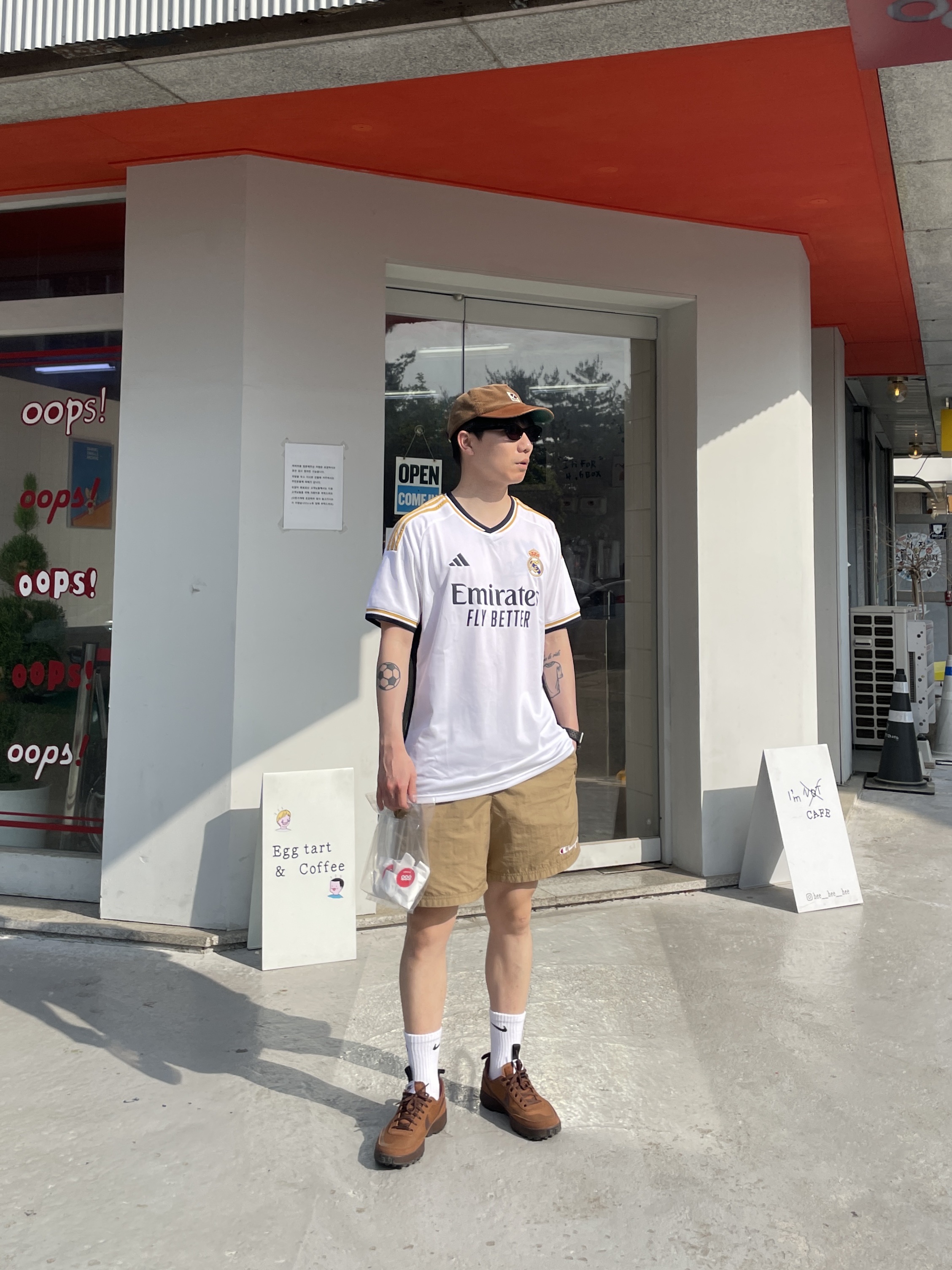 Adidas Real Madrid 2023/24 Home Jersey White - KR Sizing (Non Marking Ver.), Nike x Tom Sachs General Purpose Shoe Brown 착용 스타일