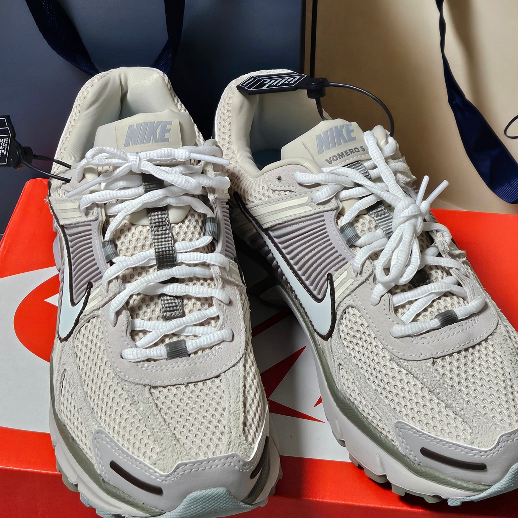 Nike Zoom Vomero 5 SE Light Orewood Brown 착용 스타일