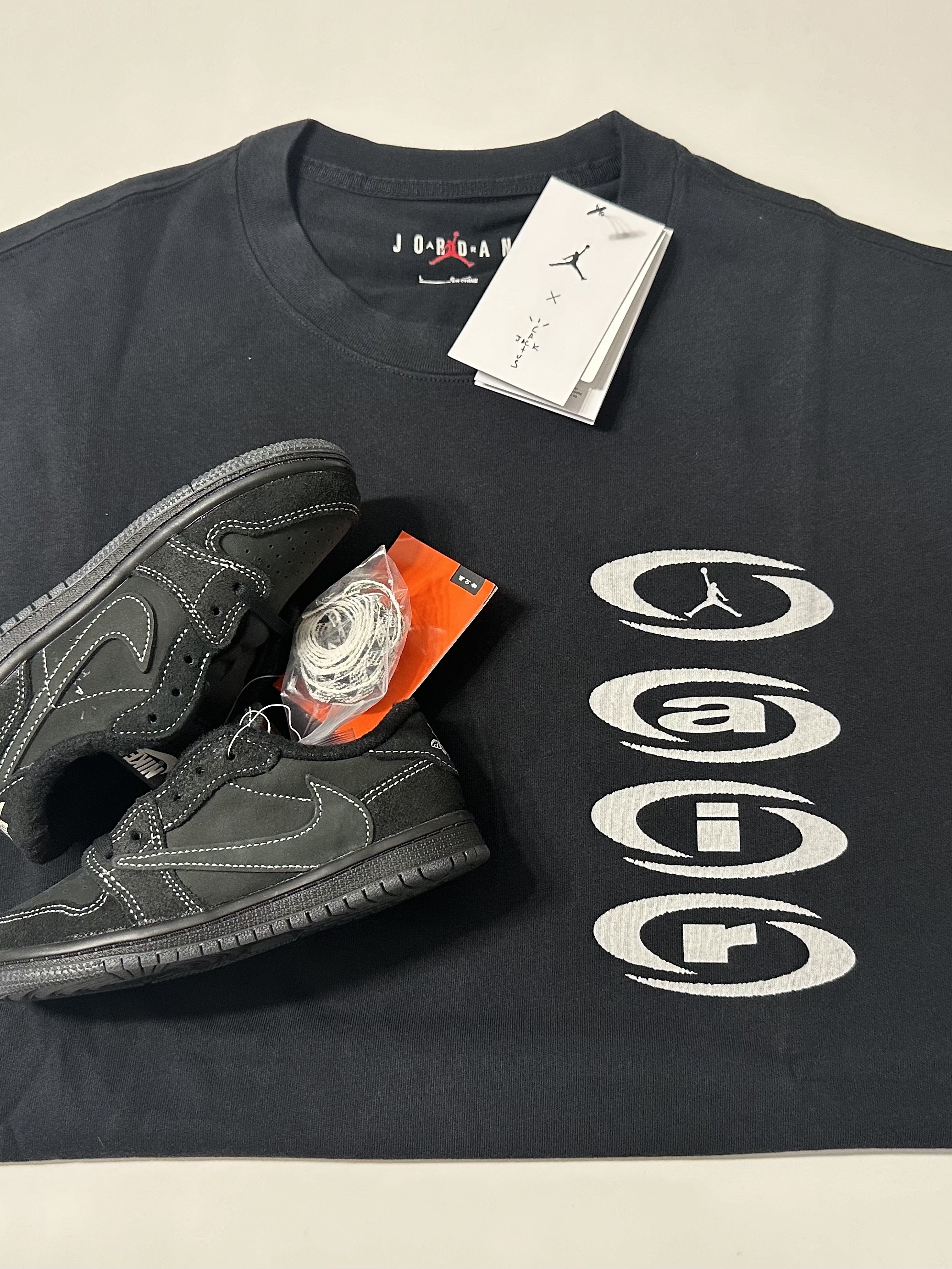 Jordan x Travis Scott T-Shirts Black (DZ5514-011), (PS) Jordan 1 x Travis Scott Retro Low OG SP Black Phantom 착용 스타일
