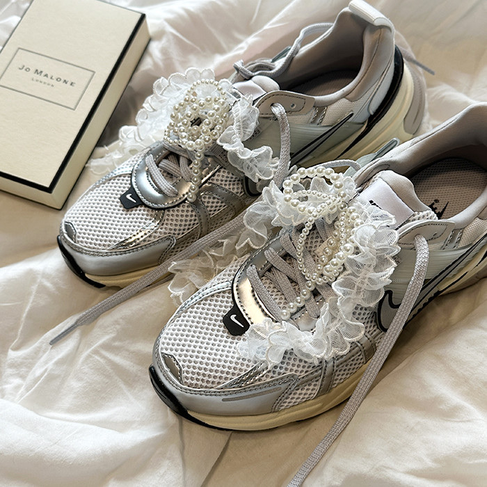 Nike V2K Run Summit White Metallic Silver 착용 스타일 - 3