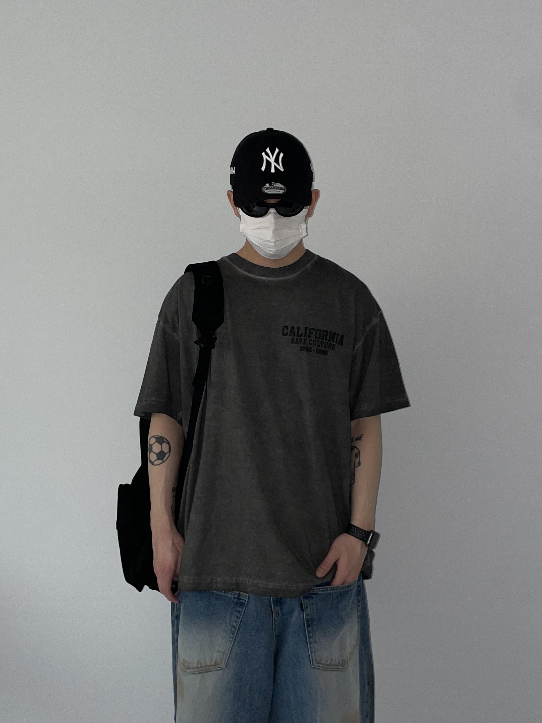New Era x MoMA New York Yankees Cap Black, Balenciaga Cargo Sneakers White Grey 착용 스타일 - 2