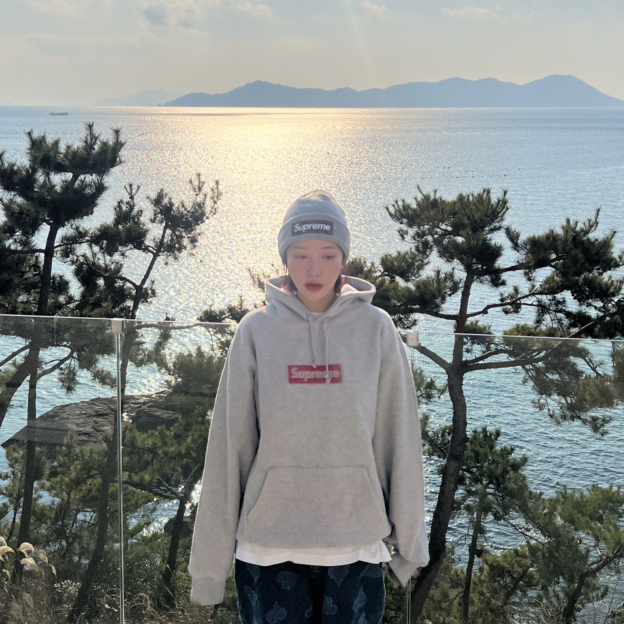 Supreme Inside Out Box Logo Hooded Sweatshirt Heather Grey - 23SS, Supreme New Era Box Logo Beanie Heather Grey - 23FW 착용 스타일 - 2
