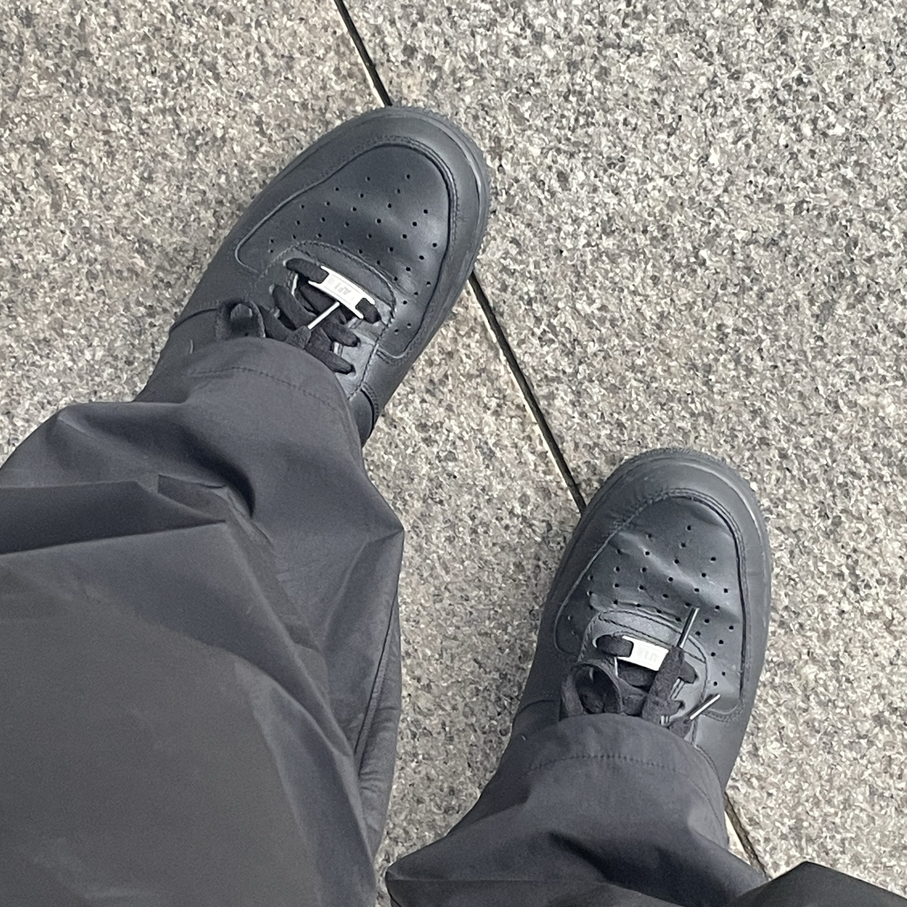 Nike Air Force 1 '07 Low Triple Black 착용 스타일