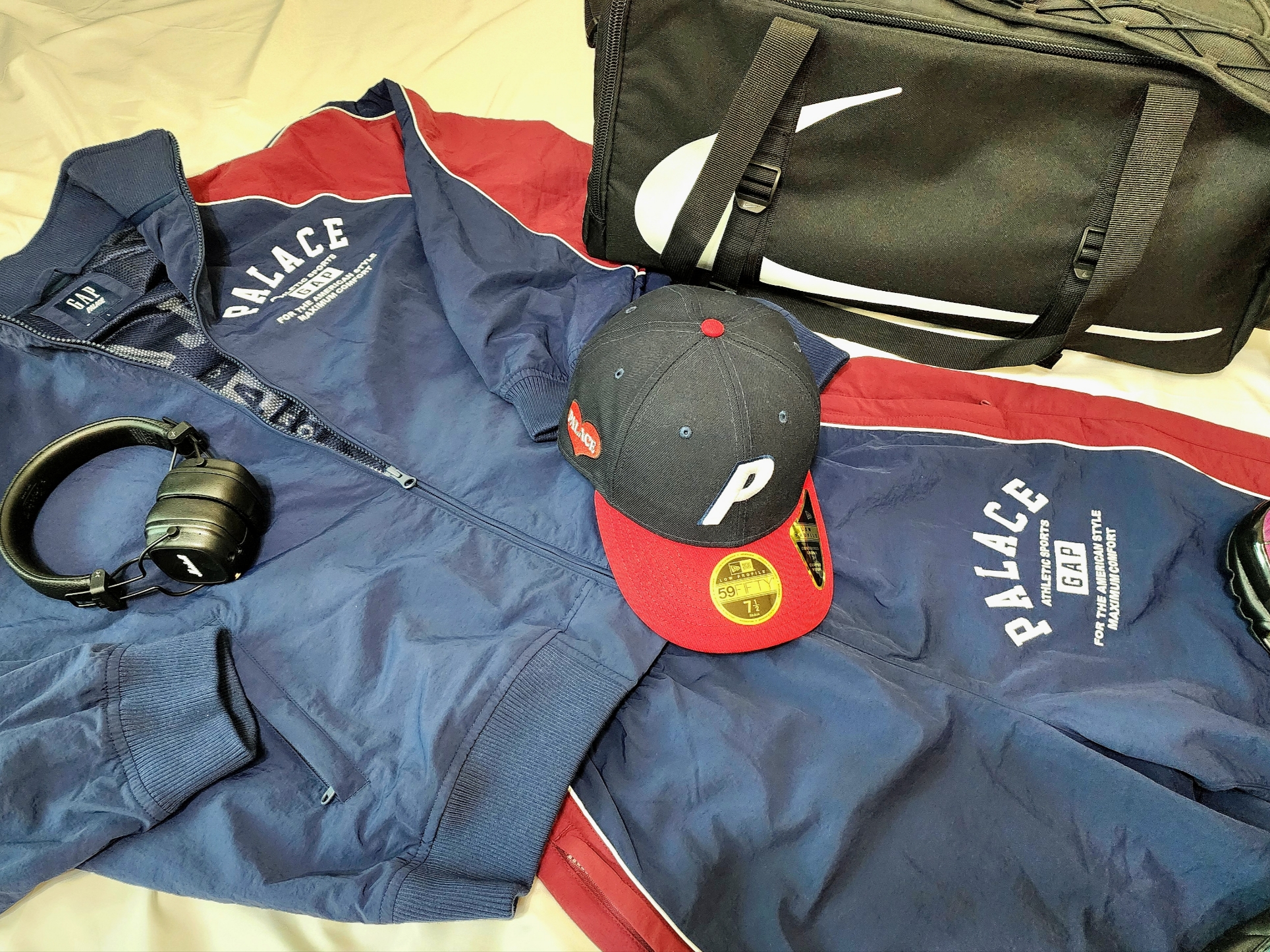 Nike Air Max Plus 25th Anniversary Black Varsity Red, Palace x Gap Nylon Track Top Navy Red - 24SS 착용 스타일 - 4