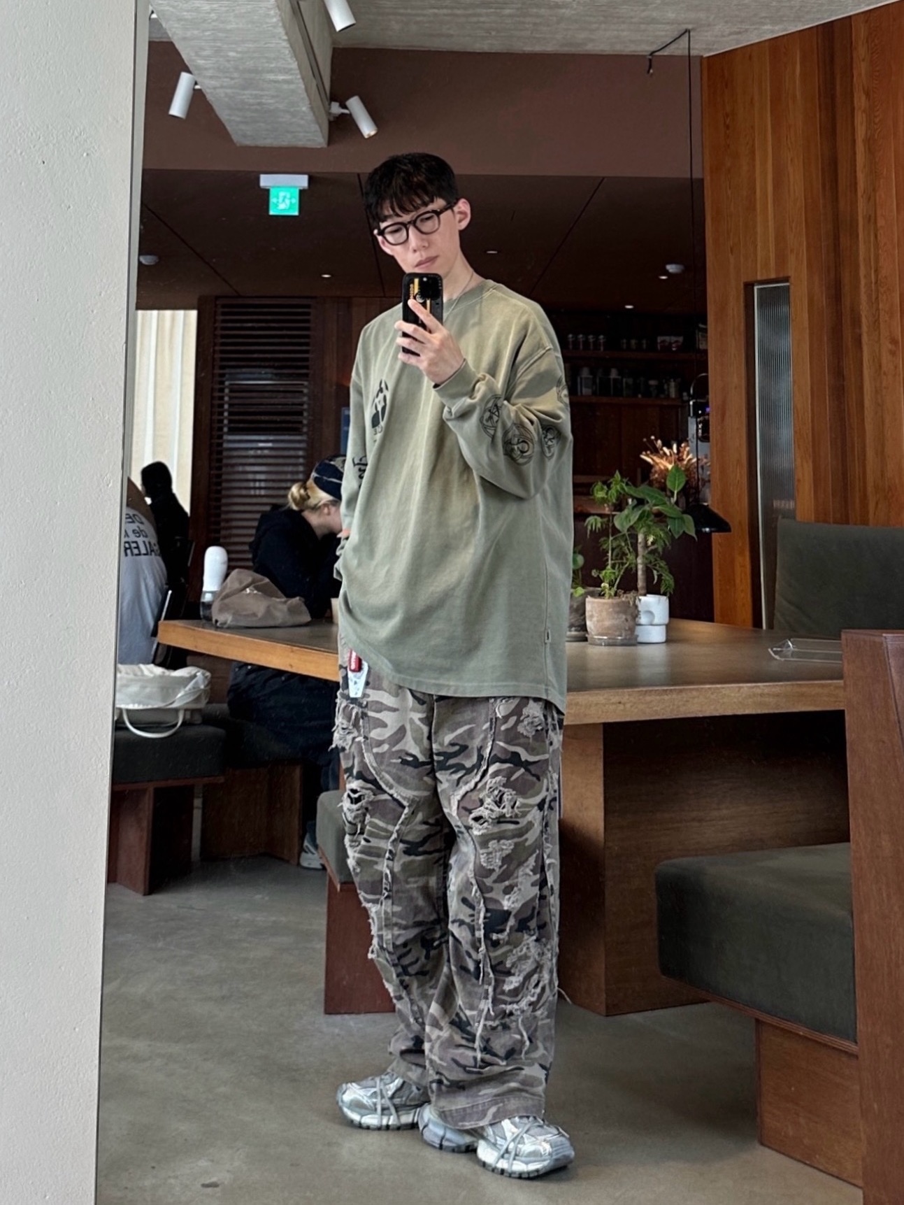 Balenciaga 3XL Sneakers Light Beige, Supreme Webbing Keychain Red - 23SS 착용 스타일