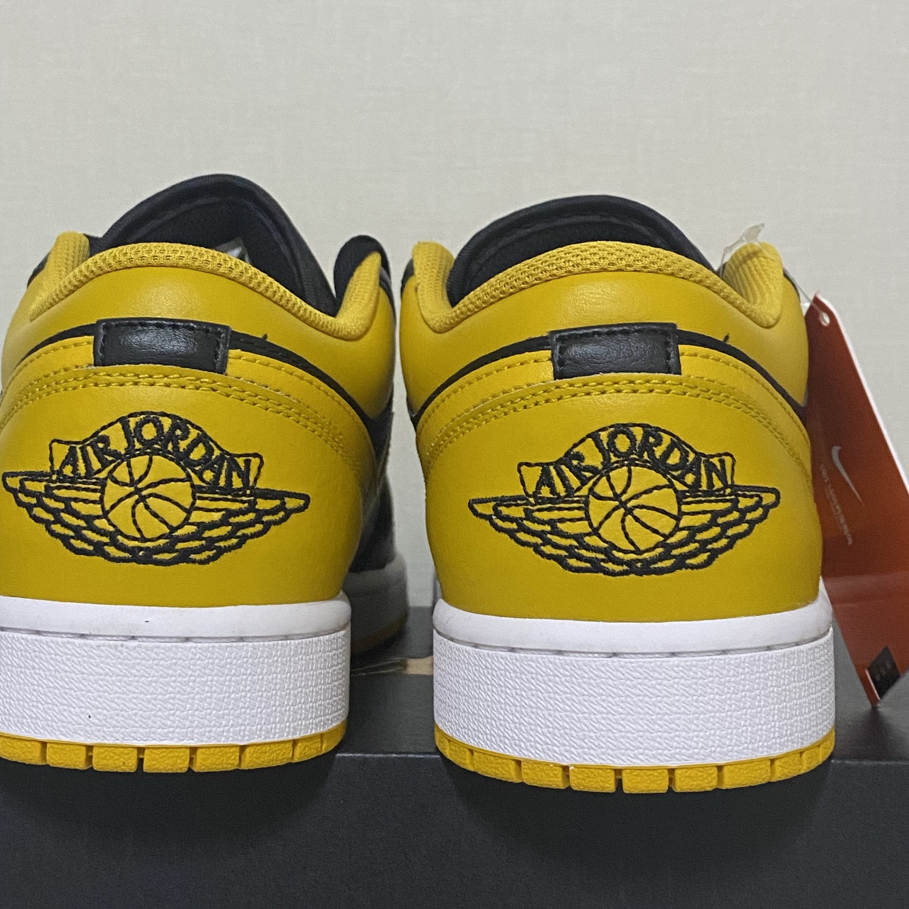 Jordan 1 Low Black Yellow Ochre 착용 스타일 - 3