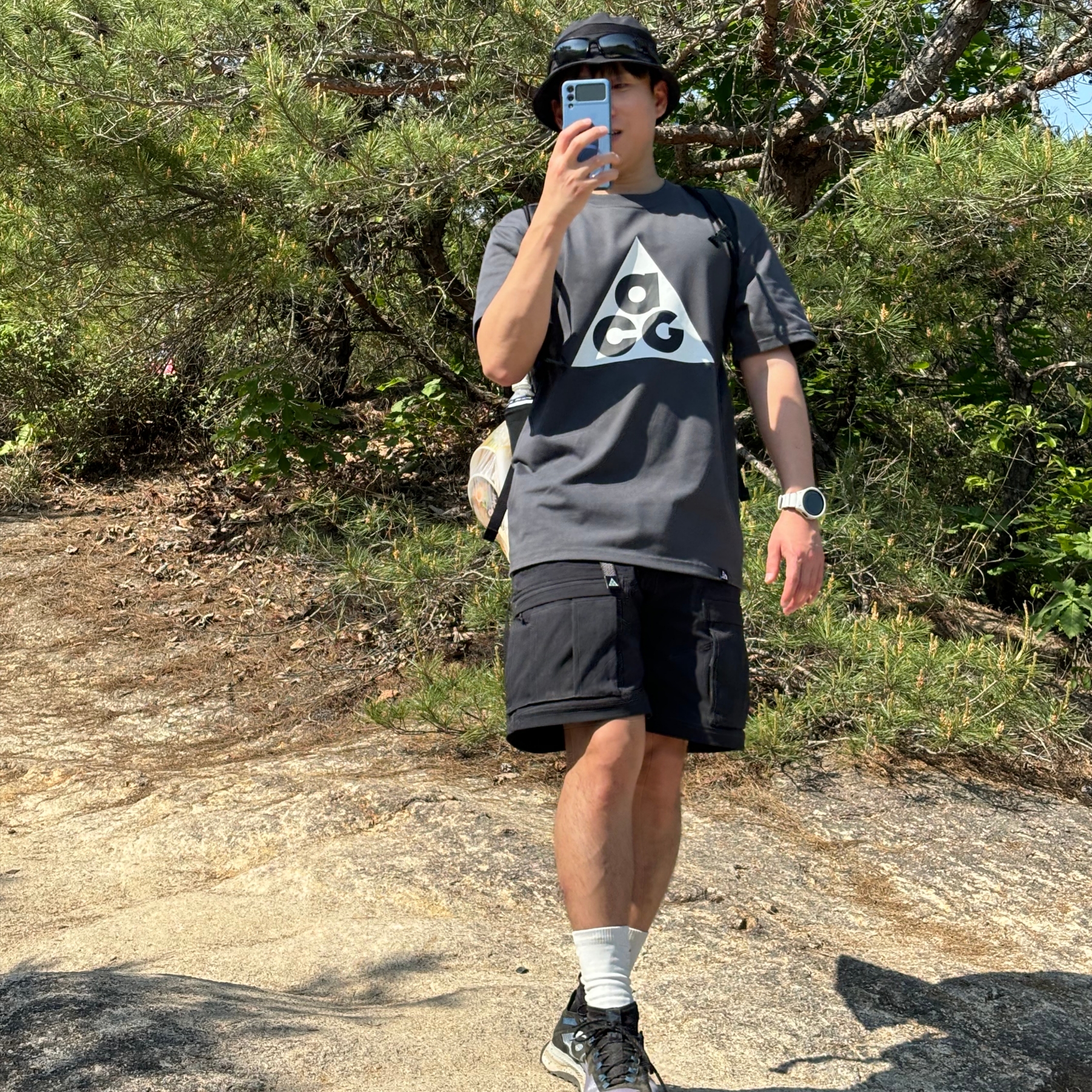 Nike ACG Short Sleeve T-Shirt Dark Smoke Grey - US/EU, Nike ACG Smith Summit Cargo Pants Black Summit White - US/EU 착용 스타일 - 1