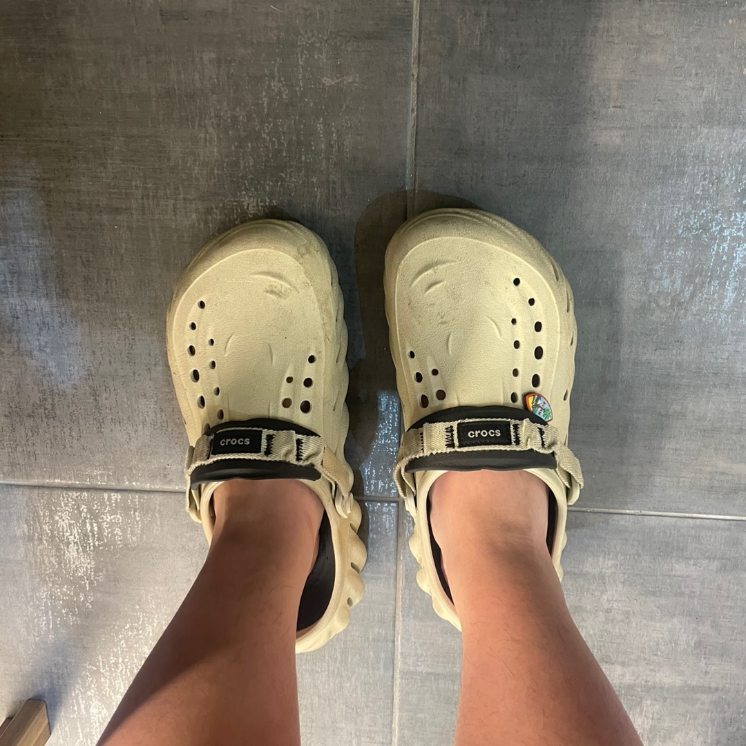 Crocs Echo Clog Bone Black 착용 스타일