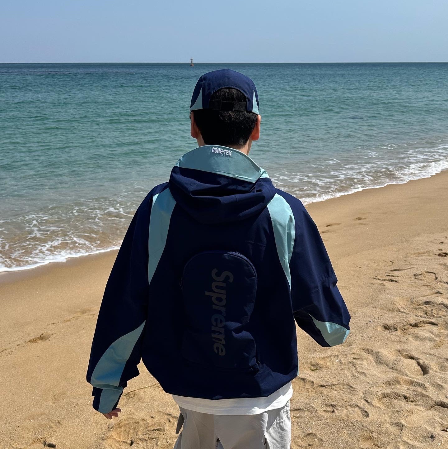 Supreme Gore-Tex Paclite Camp Cap Navy - 22SS, Supreme Gore-Tex Paclite Jacket Navy - 22SS 착용 스타일 - 3