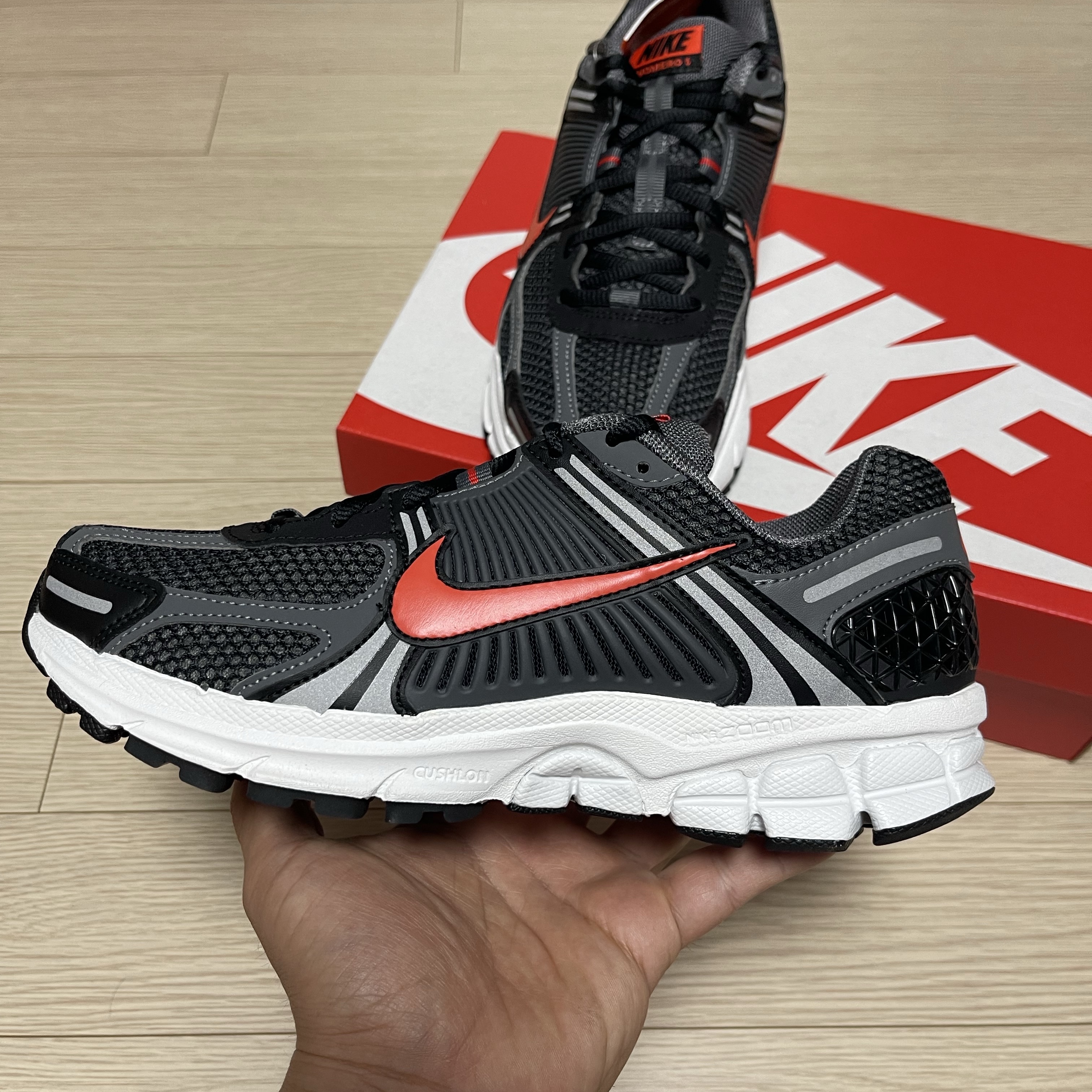 Nike Zoom Vomero 5 Black and Picante Red 착용 스타일 - 3