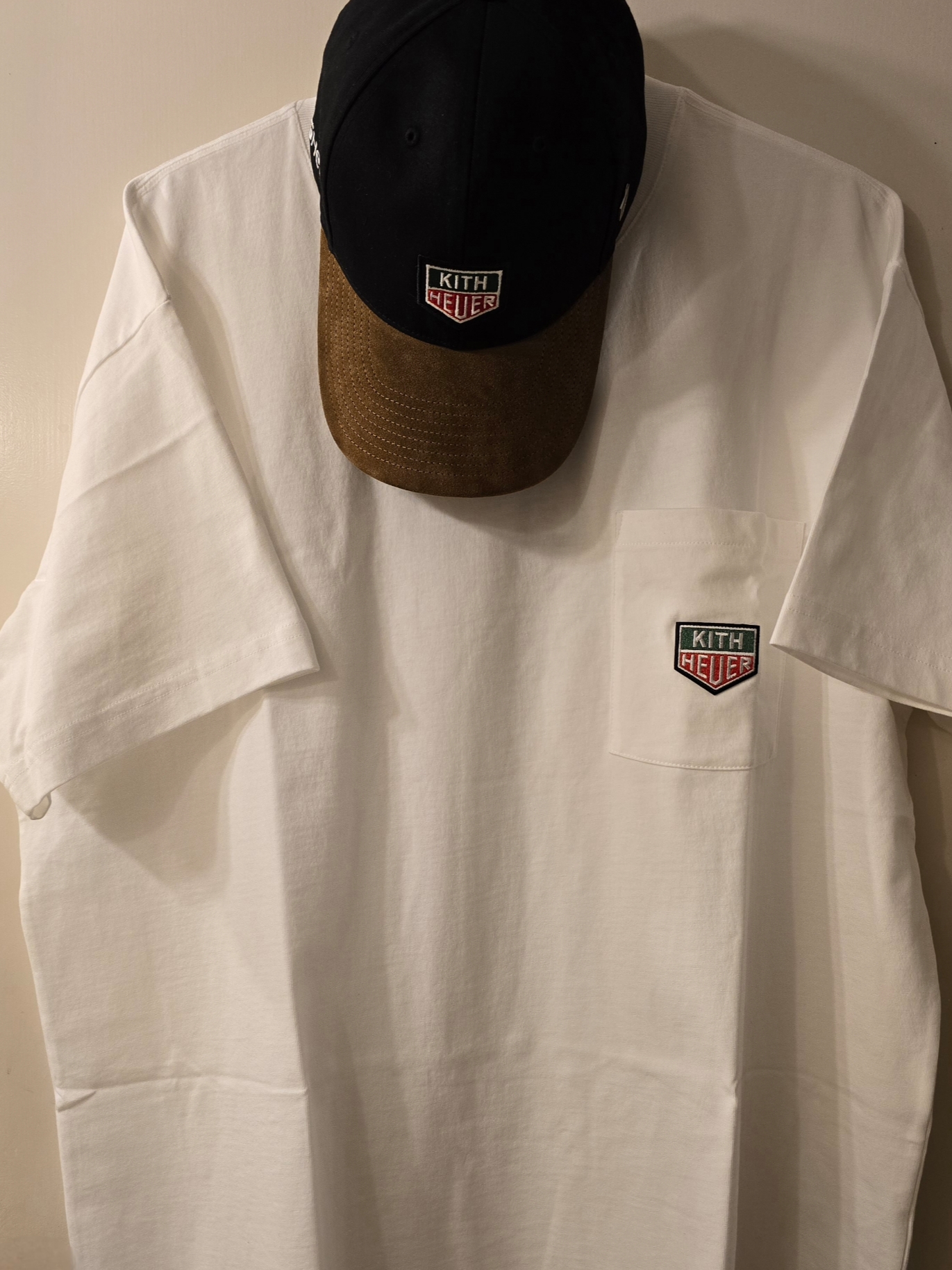 Kith x TAG Heuer Kith Badge Pocket T-Shirt White, Kith x TAG Heuer Aaron Suede Brim Cap Black 착용 스타일 - 2