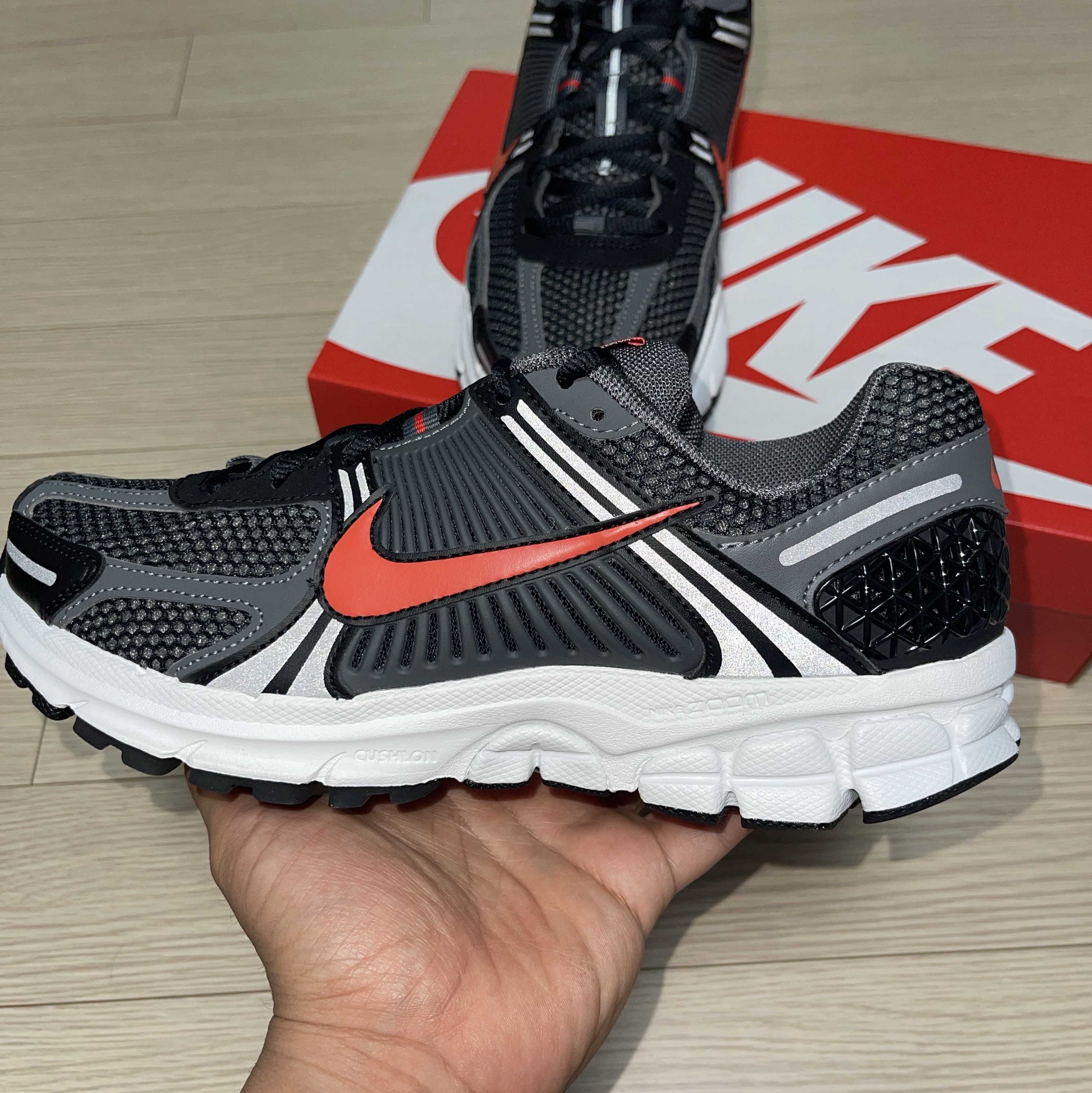 Nike Zoom Vomero 5 Black and Picante Red 착용 스타일 - 1