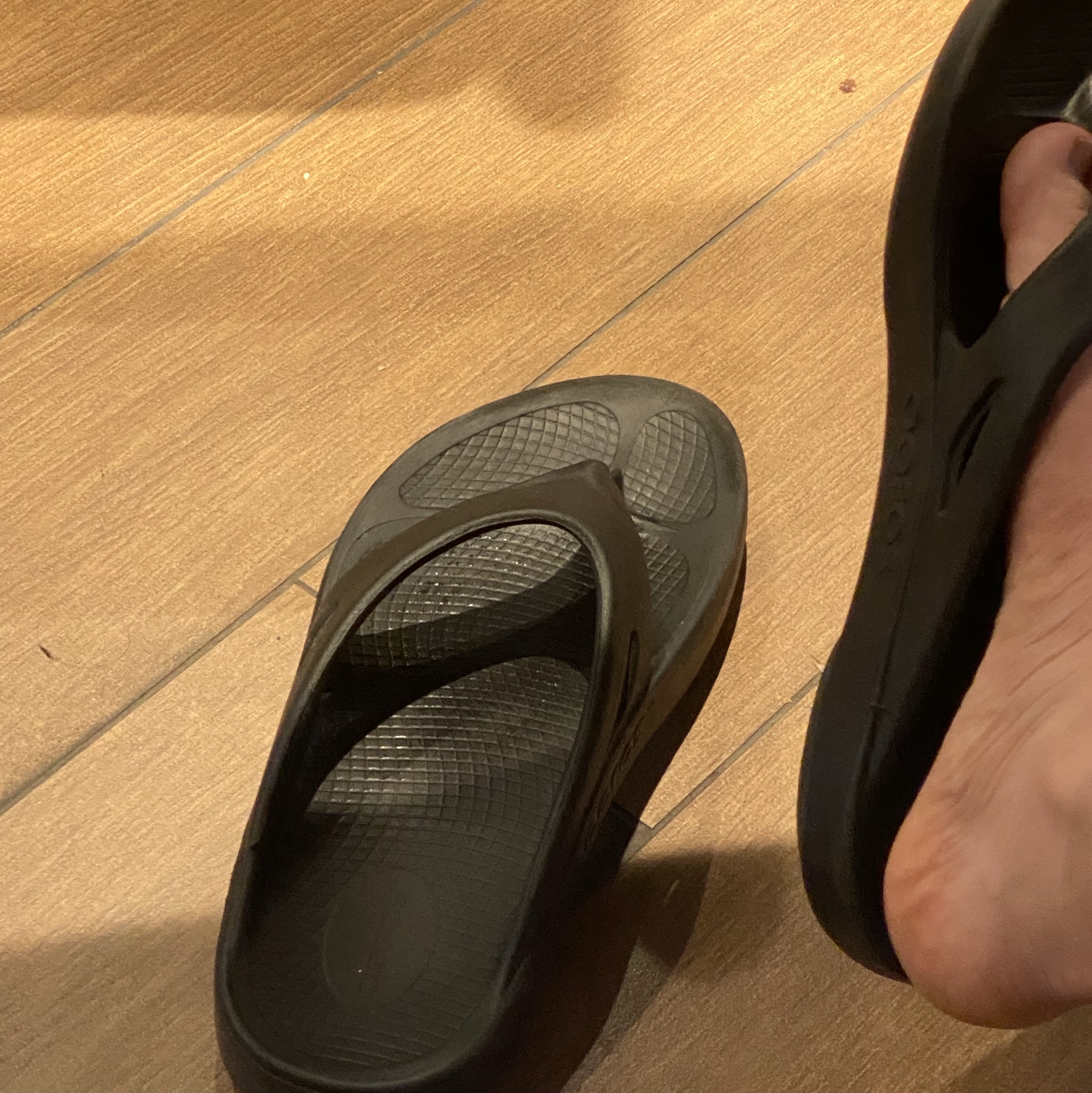 Oofos OOriginal Black 착용 스타일
