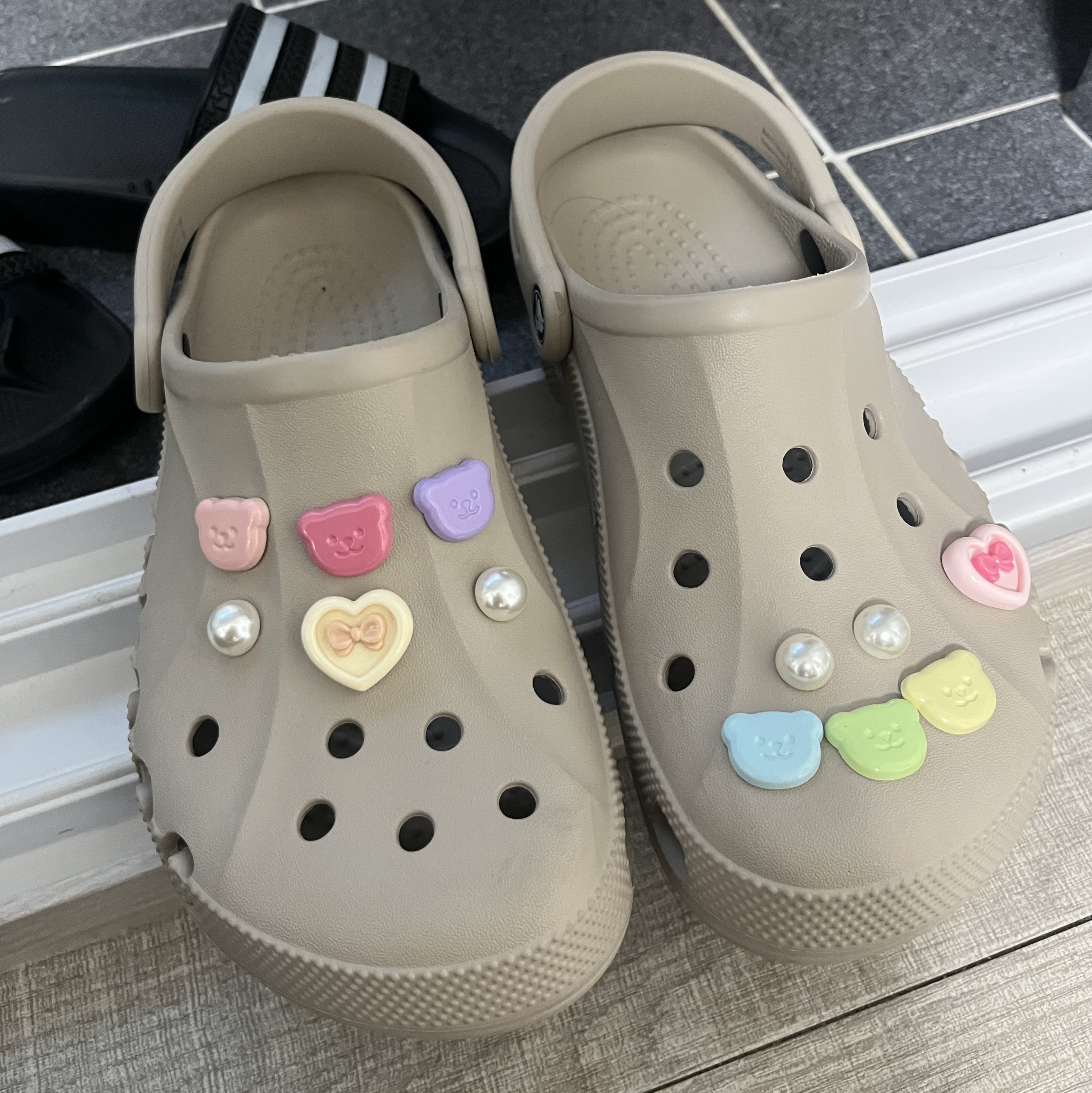 Crocs Baya Clog Cobblestone 착용 스타일