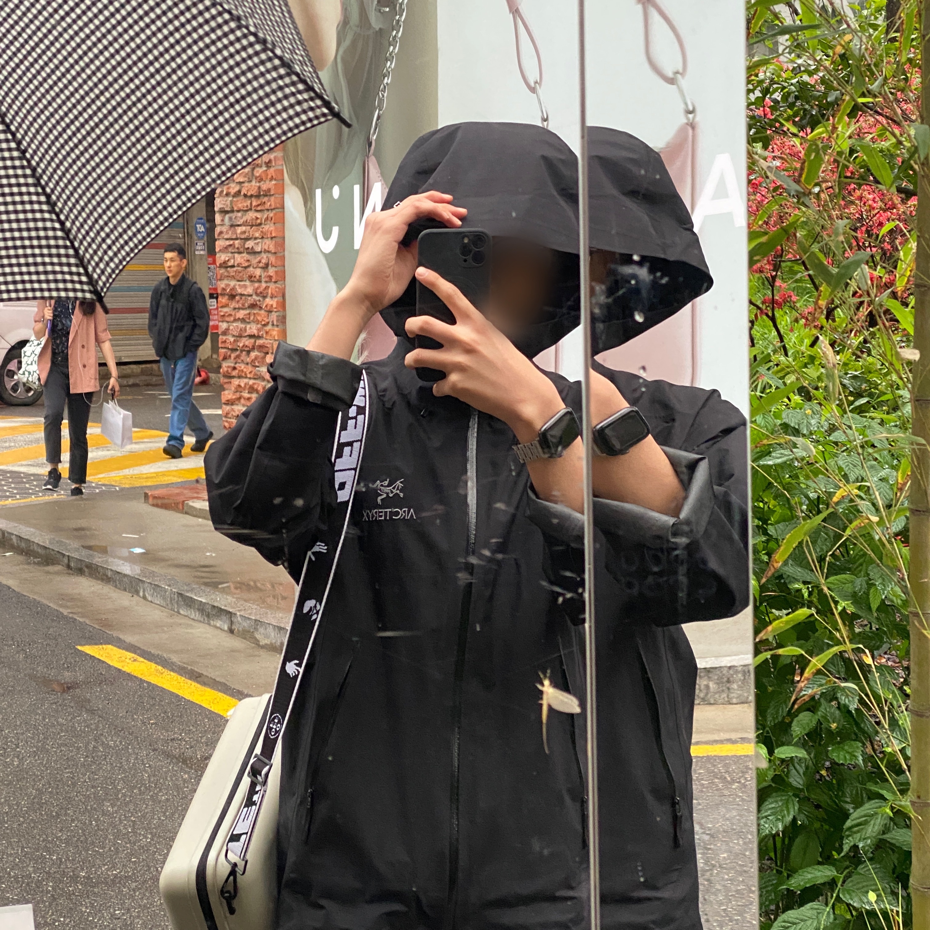 Arc'teryx Beta LT Jacket Black, Off-White x Amore Pacific Protection Box (Without Cosmetics) 착용 스타일 - 1