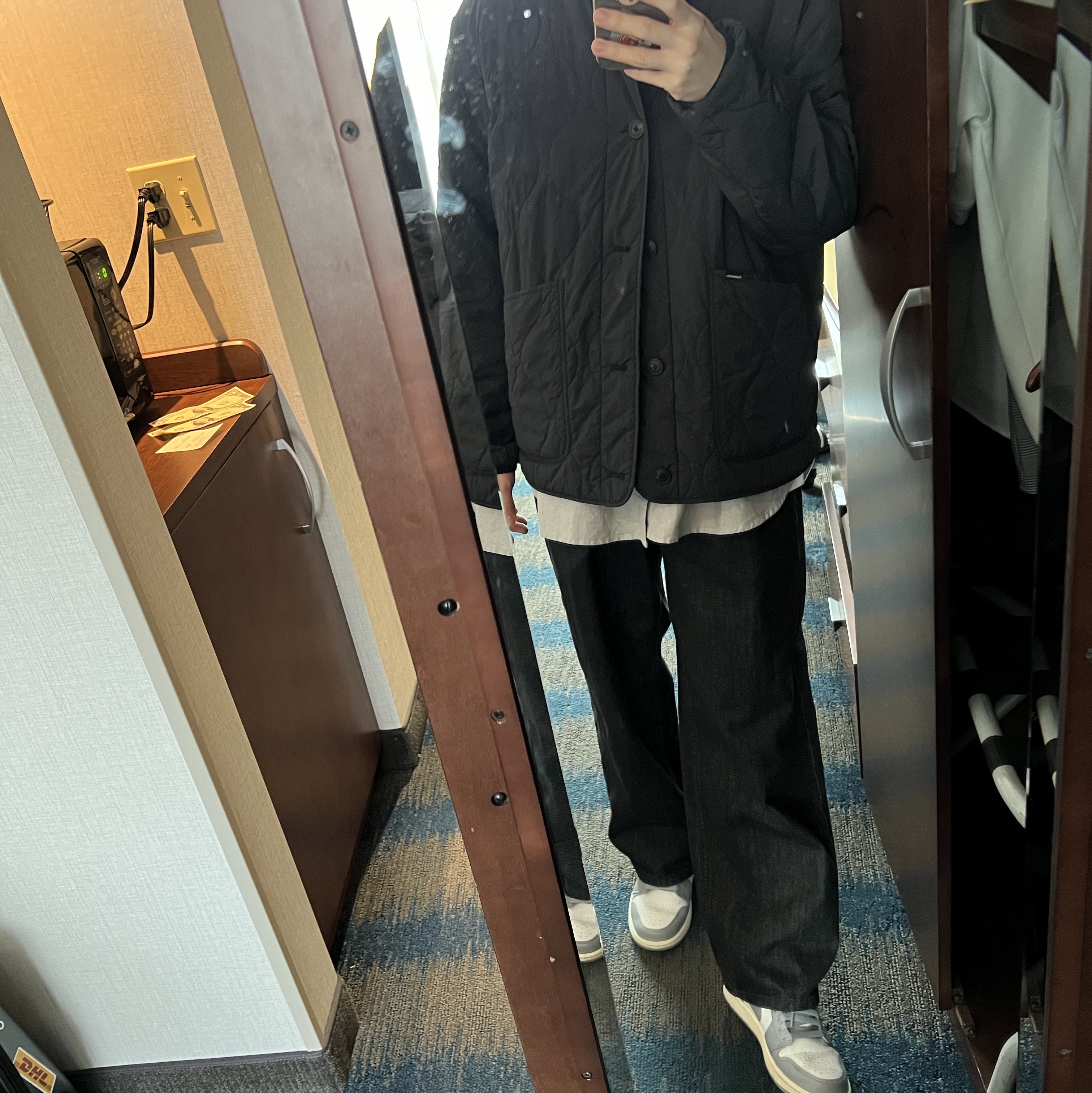 Jordan 1 Low Stealth and White 착용 스타일
