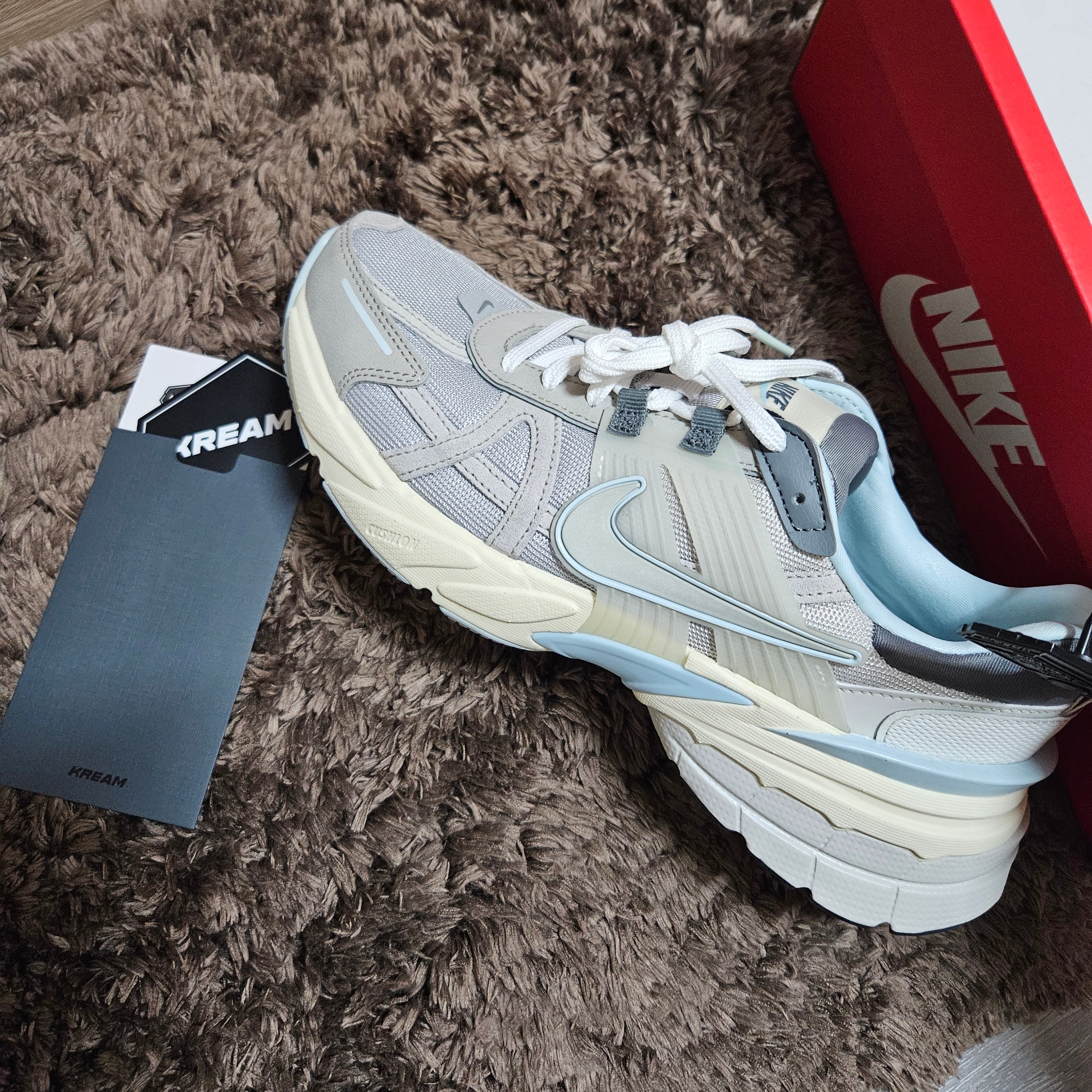 Nike V2K Run Light Bone Metallic Platinum 착용 스타일