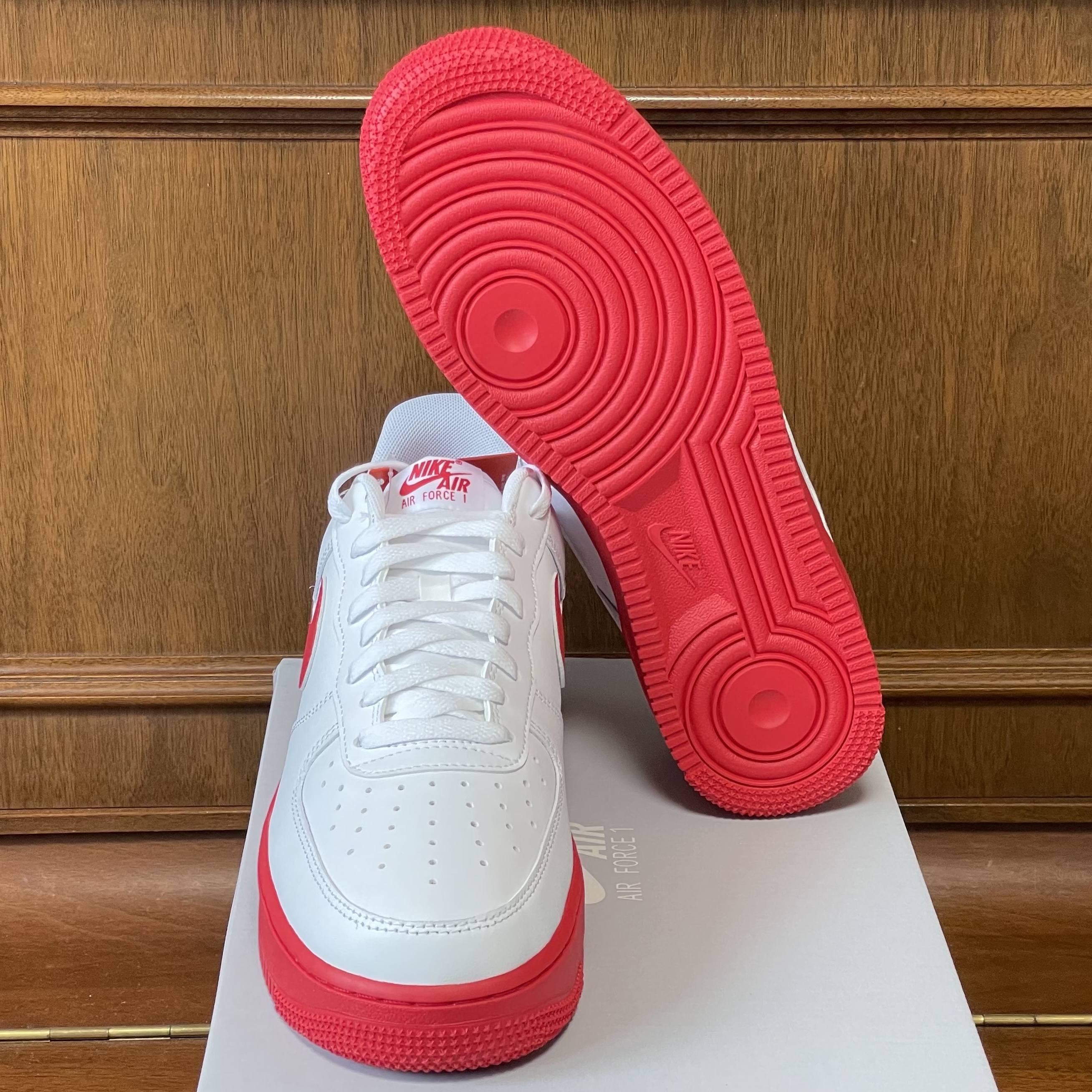 Nike Air Force 1 Low White Red Midsole 착용 스타일 - 5