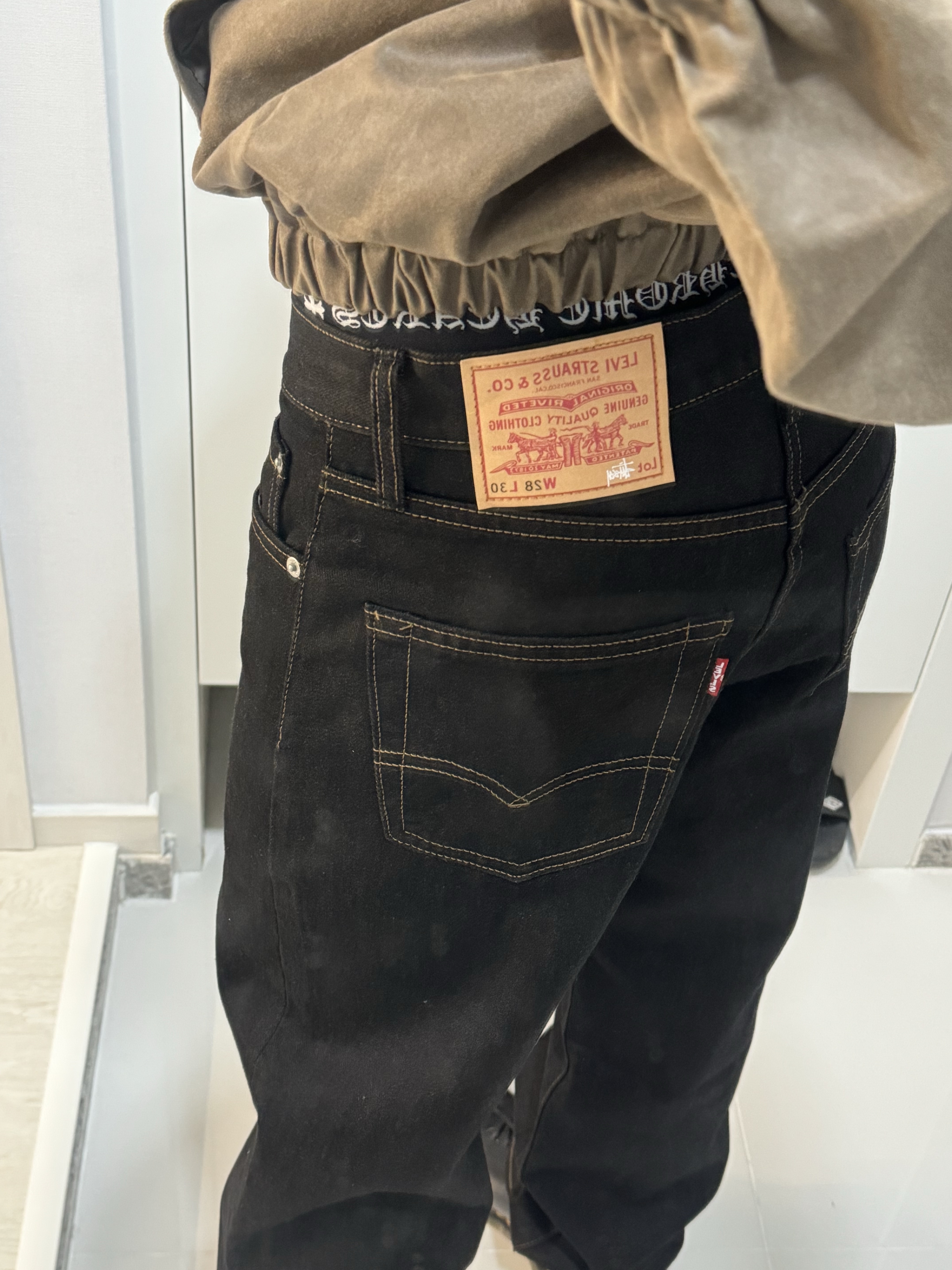 Stussy x Levi's Crispy Rinse 568 Jean Black 착용 스타일 - 2