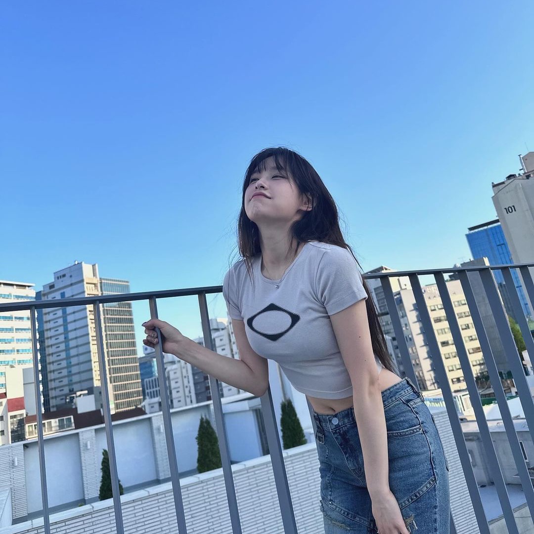 (W) Mischief Rhombus Blur T-Shirt Mini Dusty Pink, (W) Mischief Rhombus Blur T-Shirt Mini Sky Blue - The Hyundai Seoul Exclusive 착용 스타일 - 2