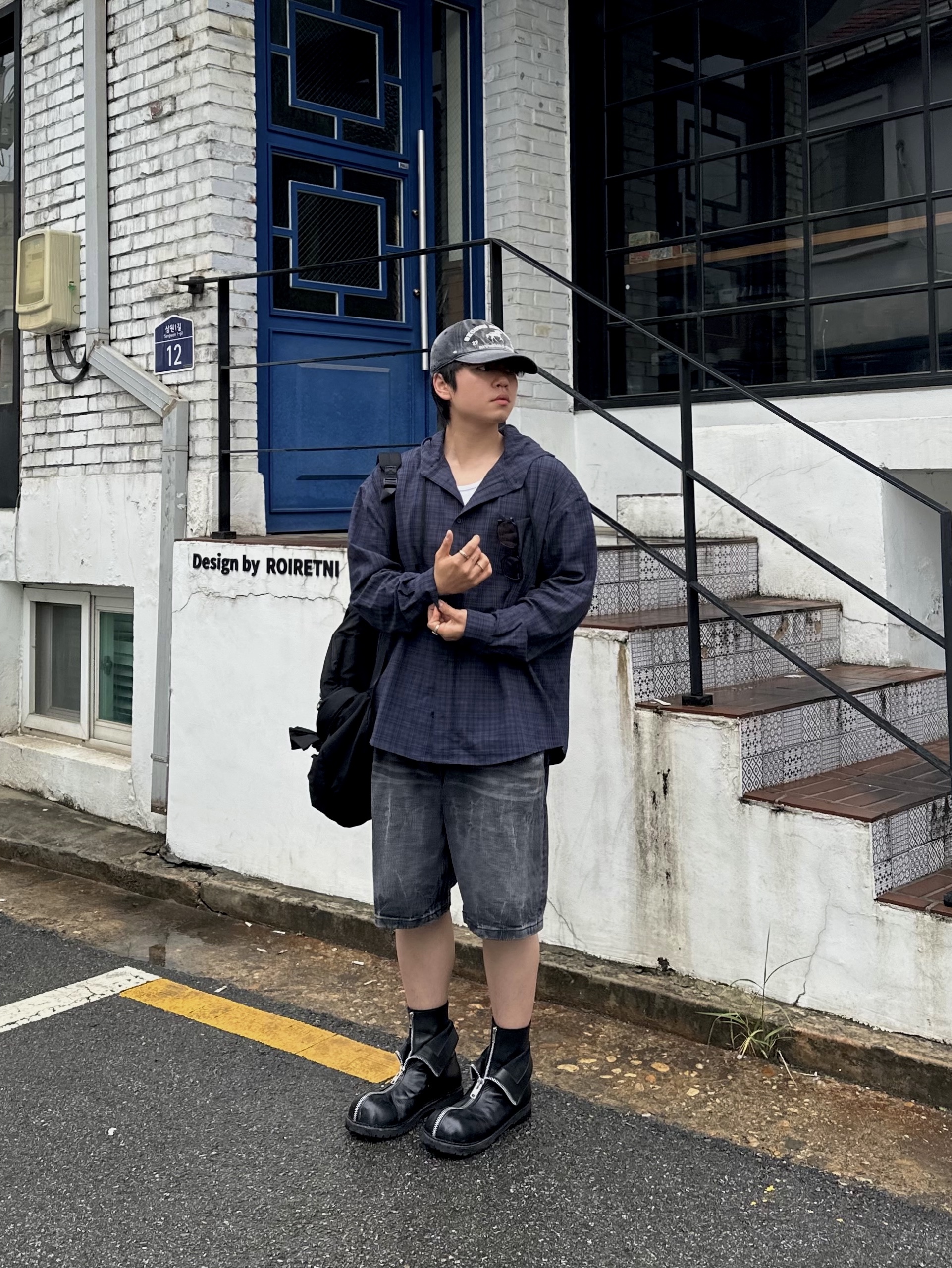 Millo Archive Denim Bermuda Pants Washed Black 착용 스타일 - 2