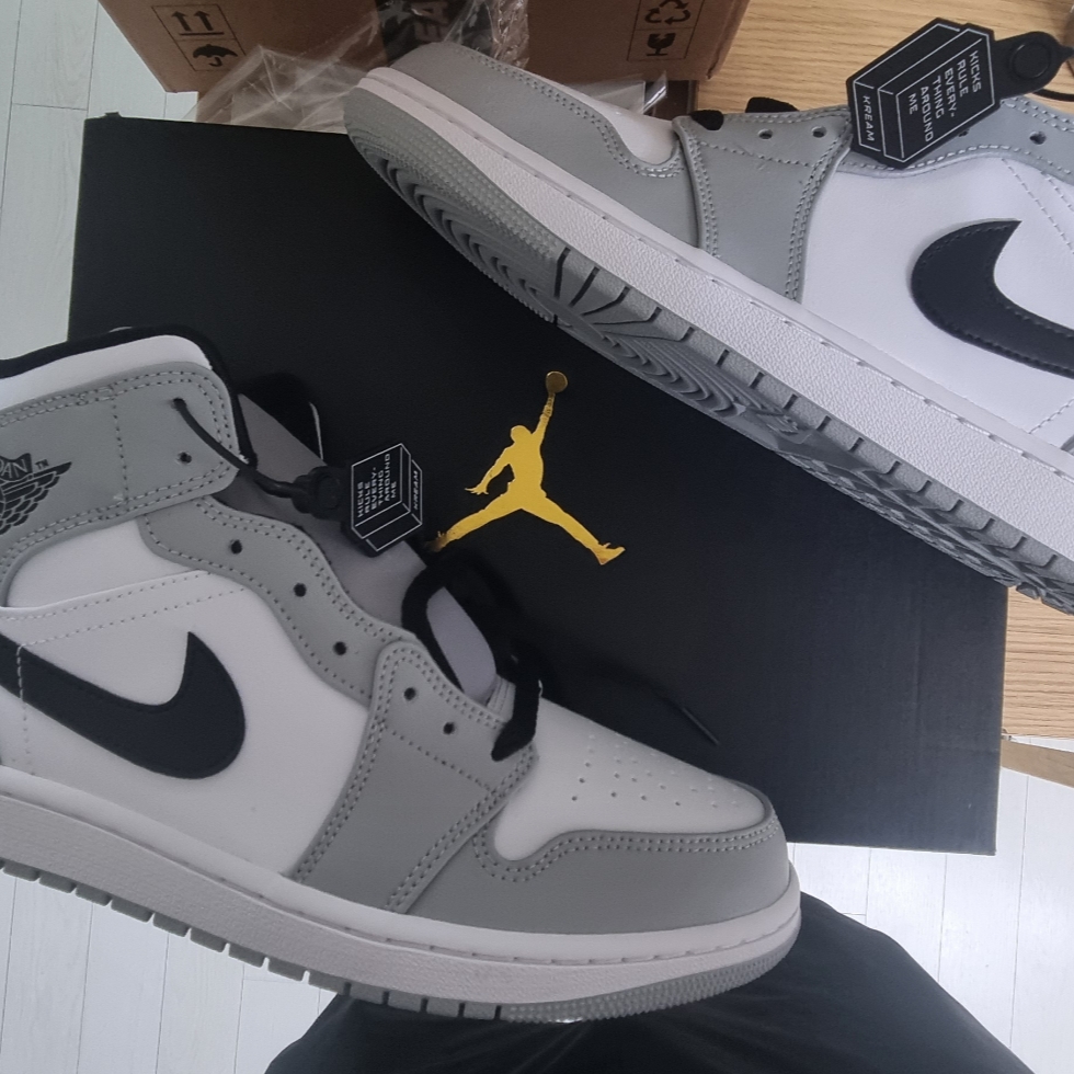 Jordan 1 Mid Light Smoke Grey 착용 스타일 - 4